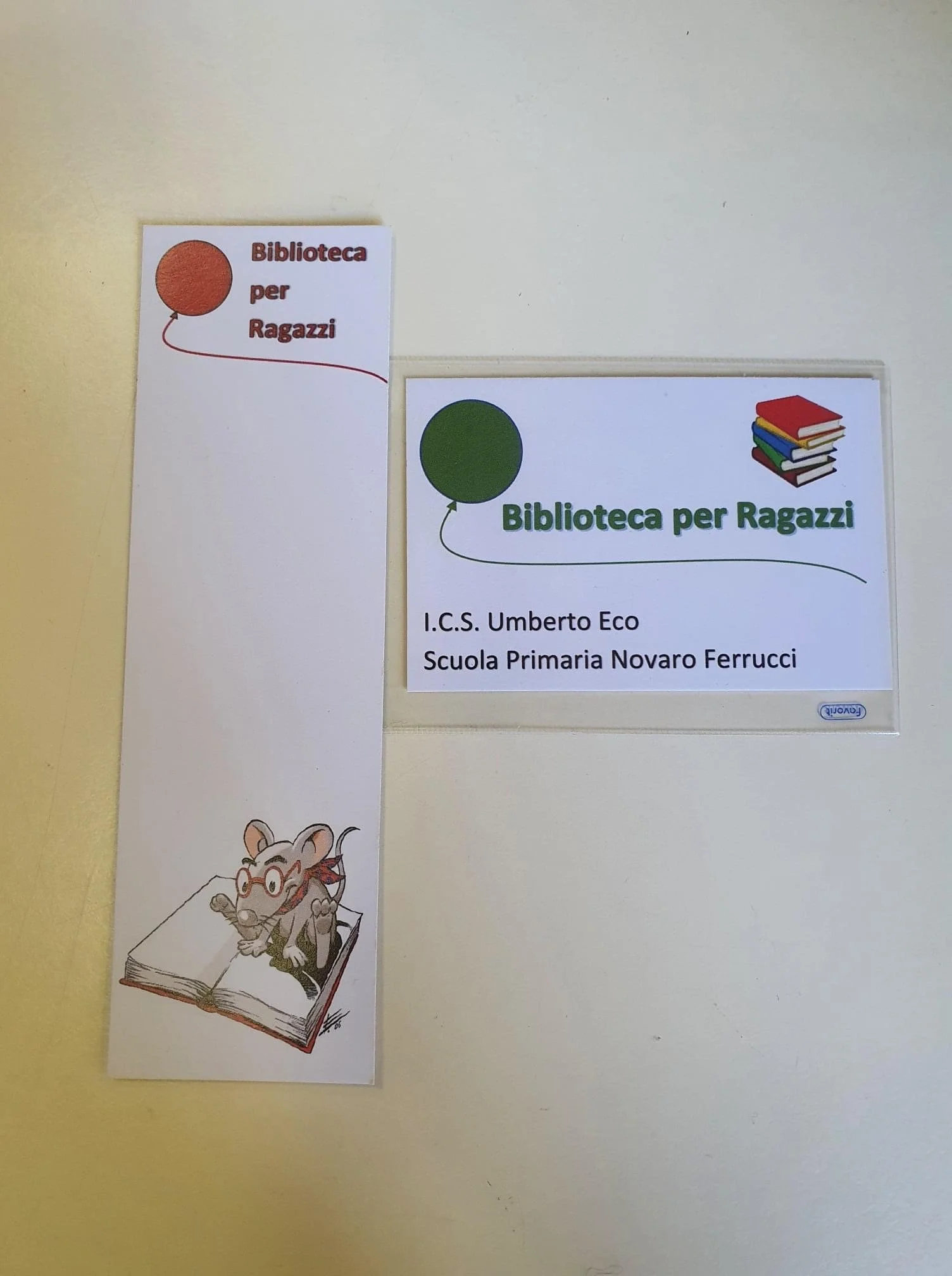 Segnalibro e tessera biblioteca.JPG