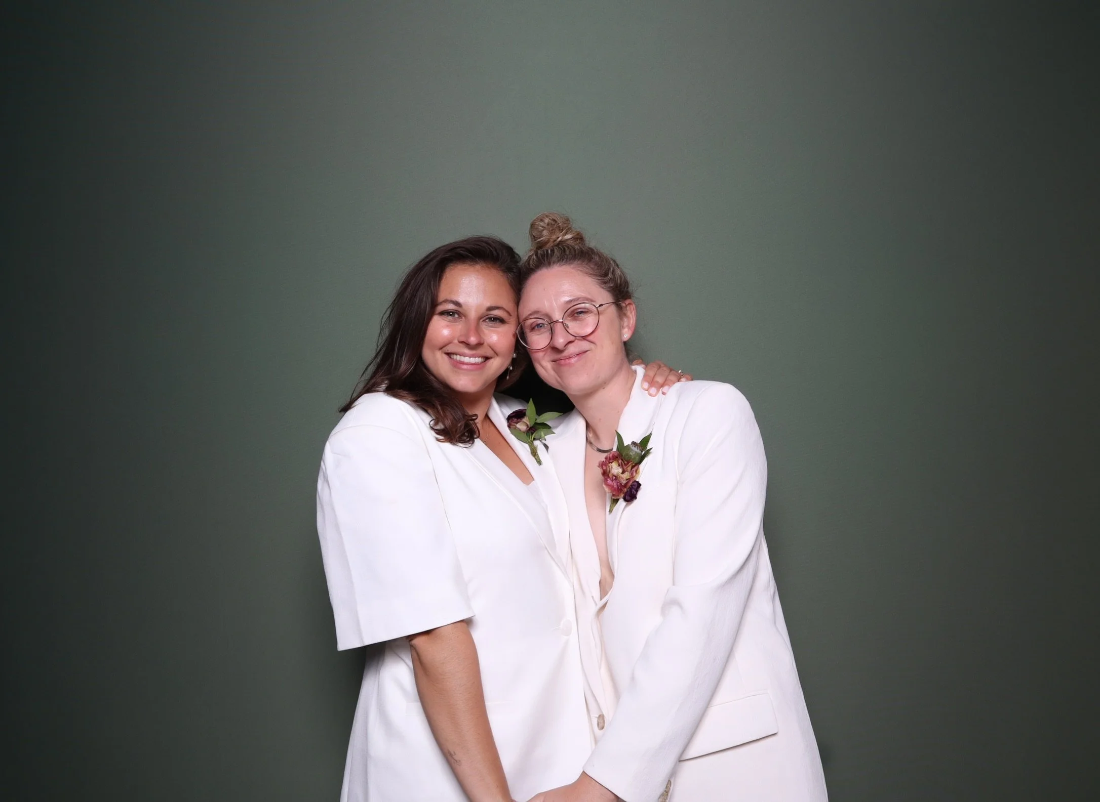 Kari &amp; Julie&rsquo;s wedding day, using the &ldquo;Chive&rdquo; backdrop. the perfect touch for their wedding. 🤍

#weddingbackdrops #weddinginspiration #photoboothrentals #weddingphotography #weddingday