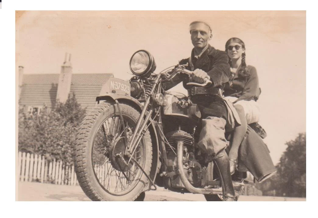lucienne Douwes en Opa motor.jpg