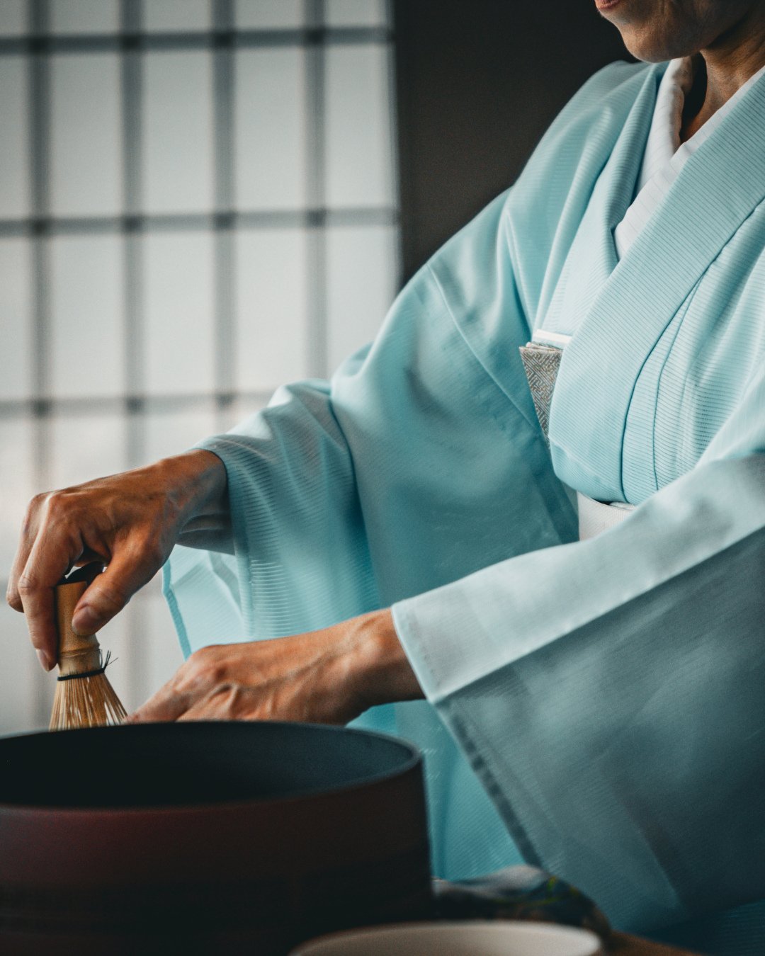 The cloth prepares the space, the heart prepares the soul.⁠
In these folds&mdash;respect, beauty, and ancient rhythm. 🌿🍵⁠
⁠
#SacredCloth #TeaPreparation #ChadoBeauty #JapaneseRitual #StillnessMatters #KimonoFlow #WabiSabiLife #CulturalDevotion #Pea