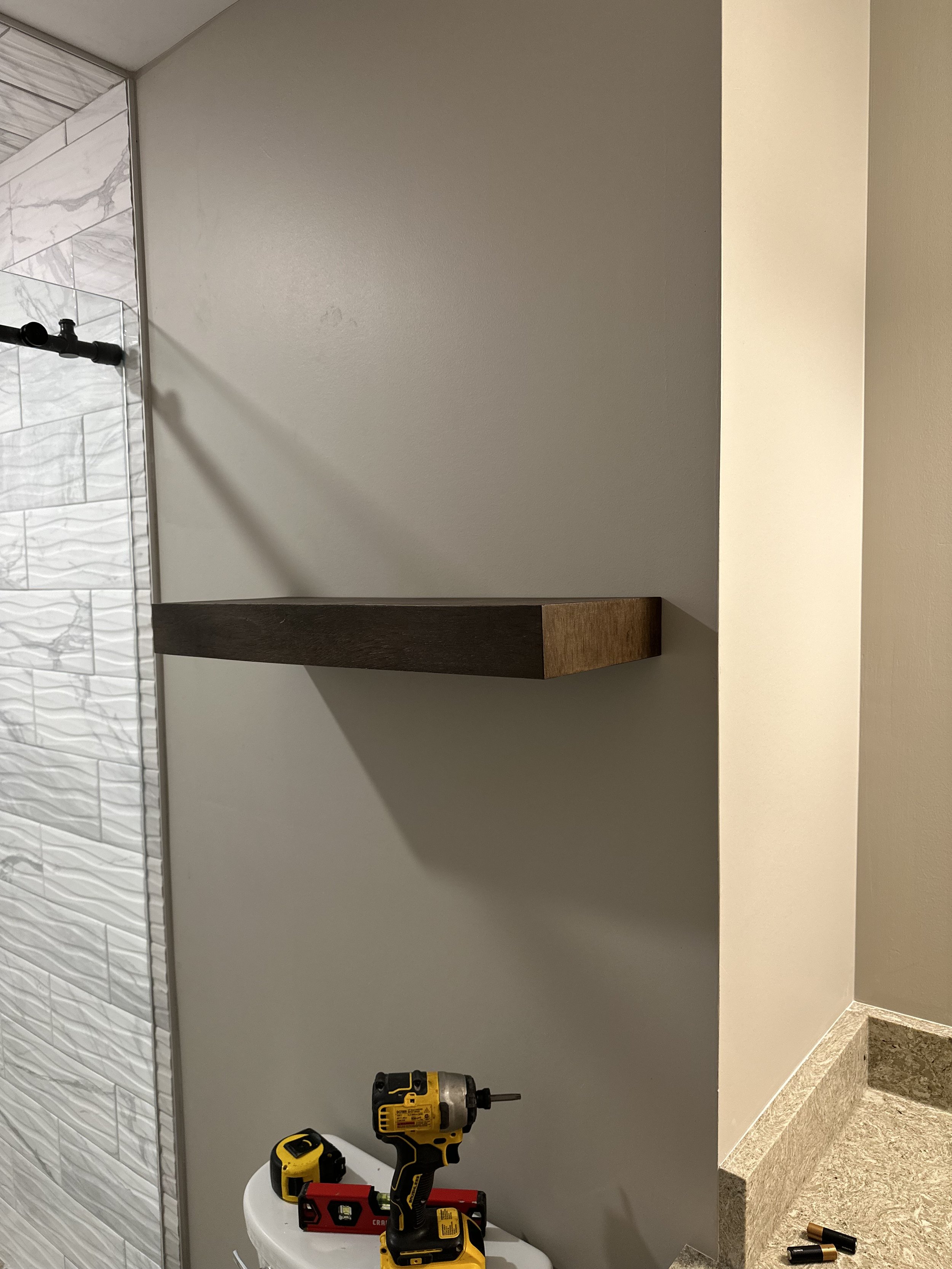 Little shelf for decorations in the bathroom.