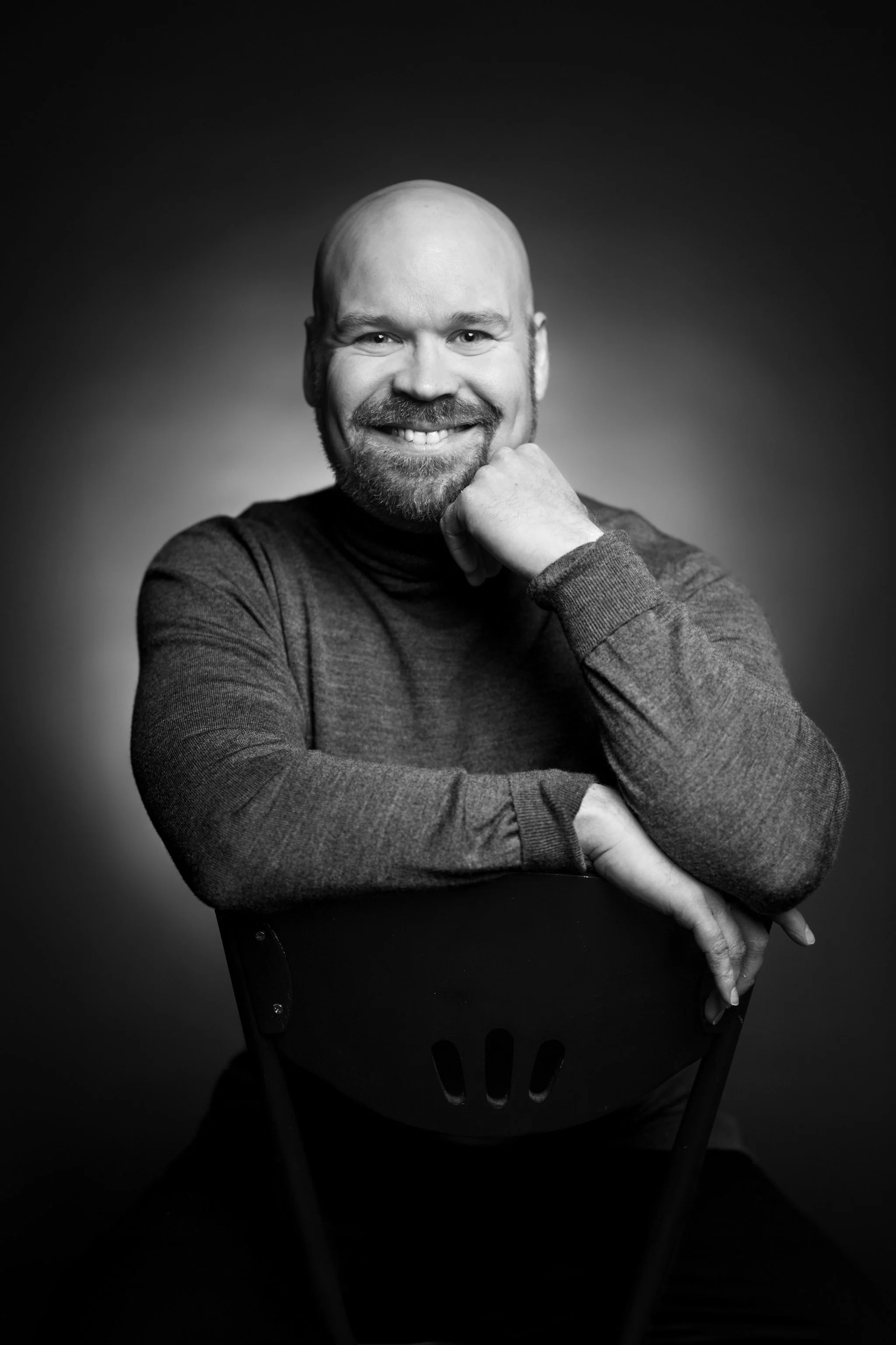 Henkilökouvaus Oulussa, studio, tumma tausta, mustavalkokuva