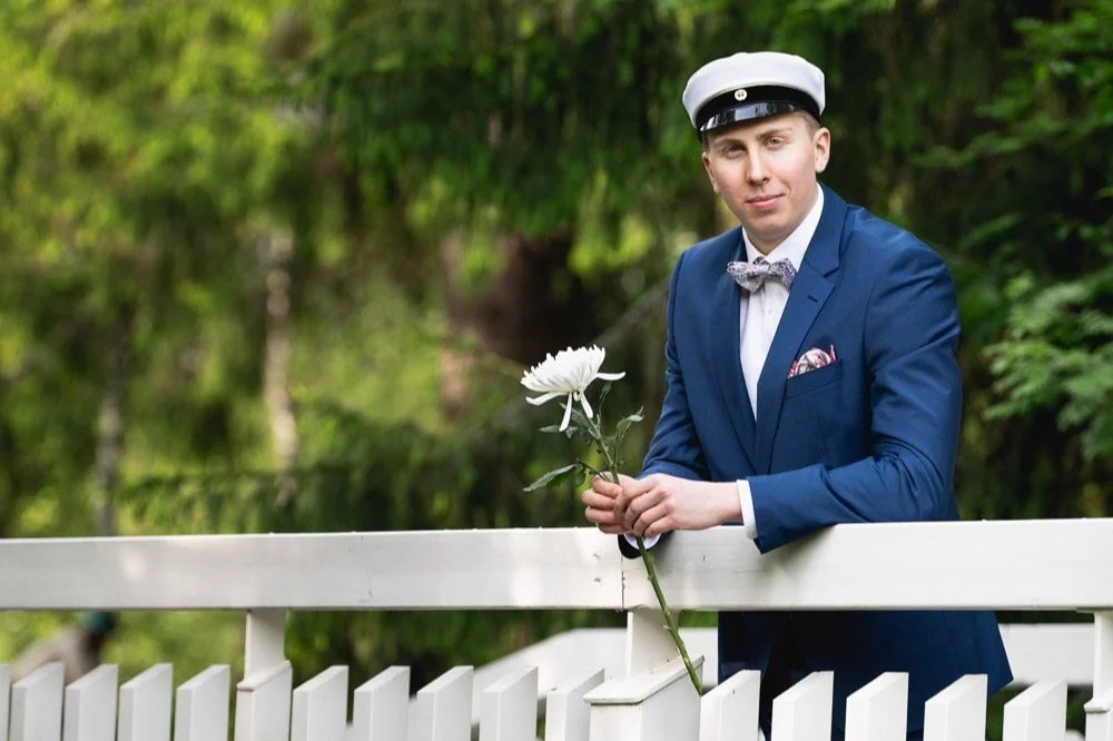 Ylioppilaskuvaus miljöössä, ylioppilas katsoo kameraan