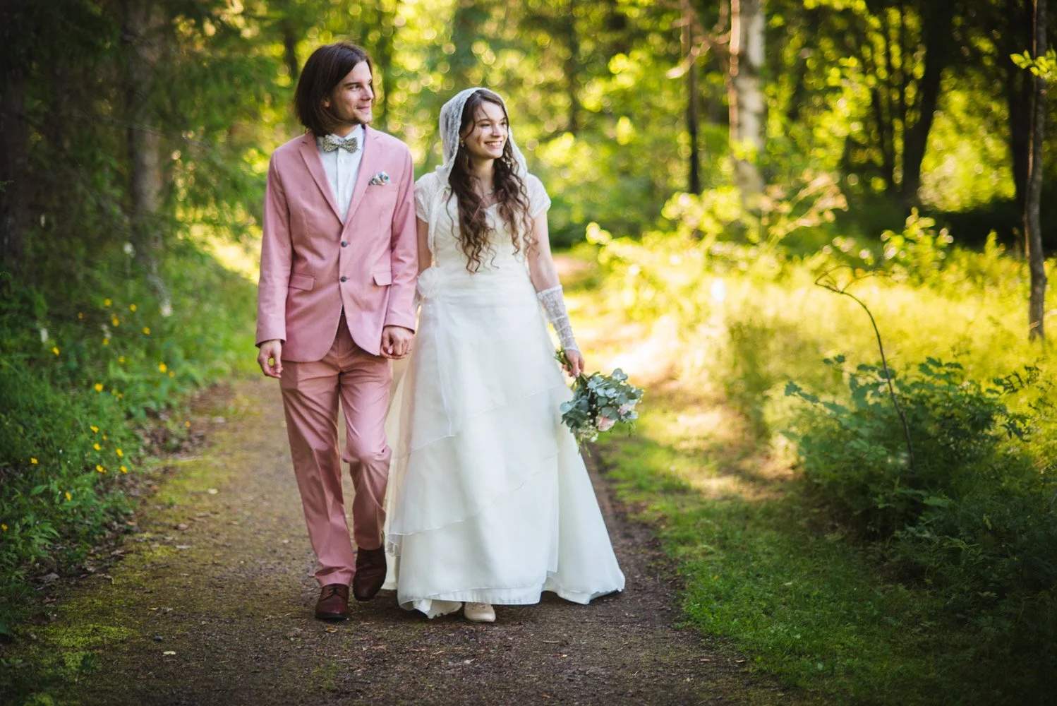 Hääkuvaus, hääparin valokuvaus puistomaisessa miljöössä. Kasvitieteellinen puutarha Oulu.