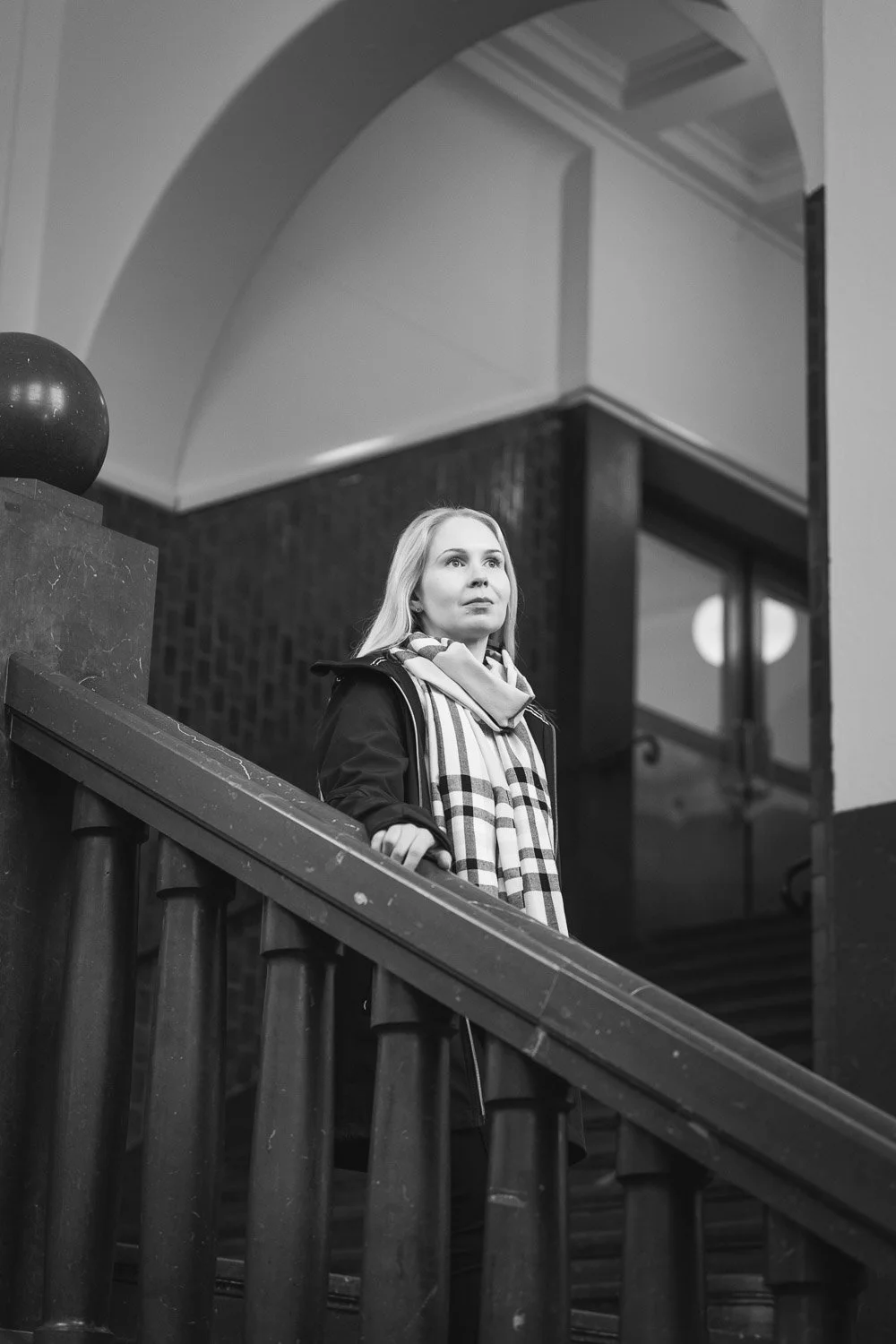 Muotokuva miljöössä, nainen portaissa. Mustavalkokuva.