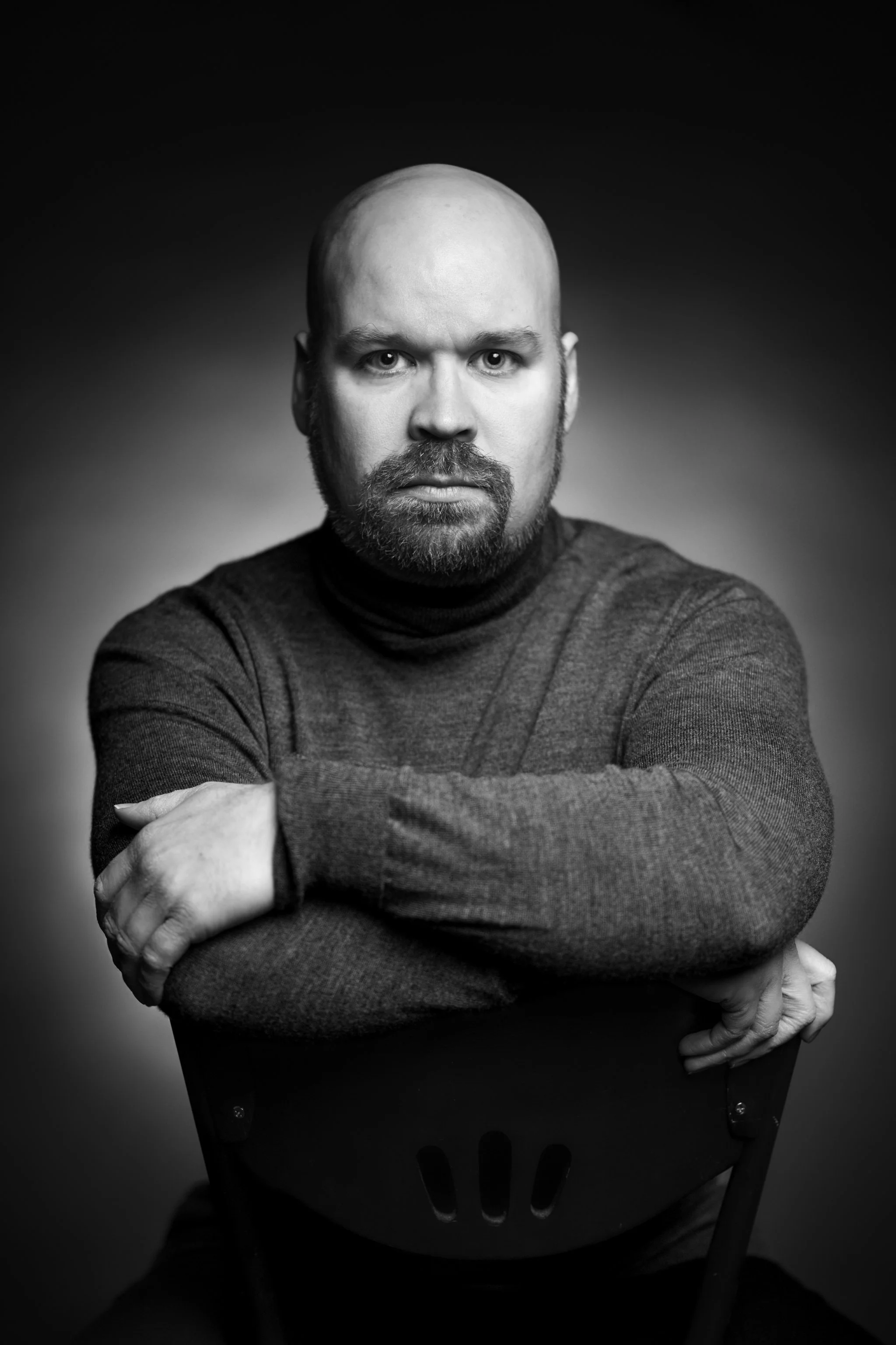 Henkilökouvaus Oulussa, studio, tumma tausta, mustavalkokuva