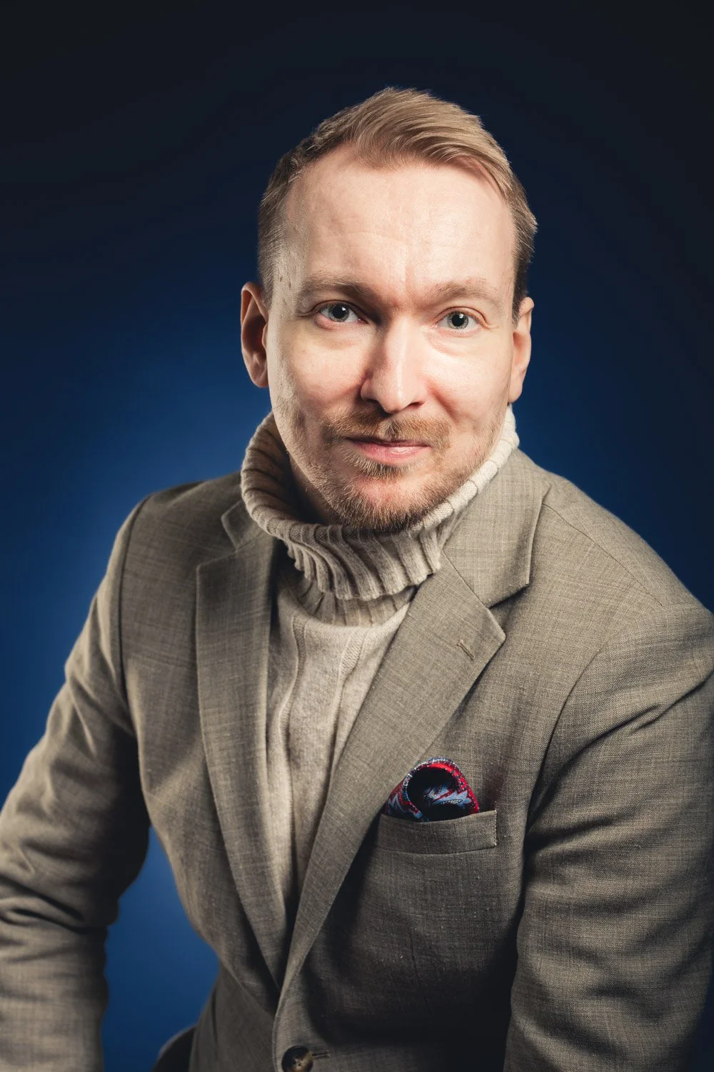 Muotokuva, mies puvussa, cv-kuva