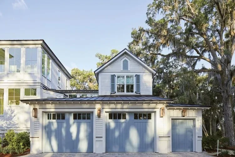 4 Paint Colors Experts Say You Should Never Use On Garage Doors