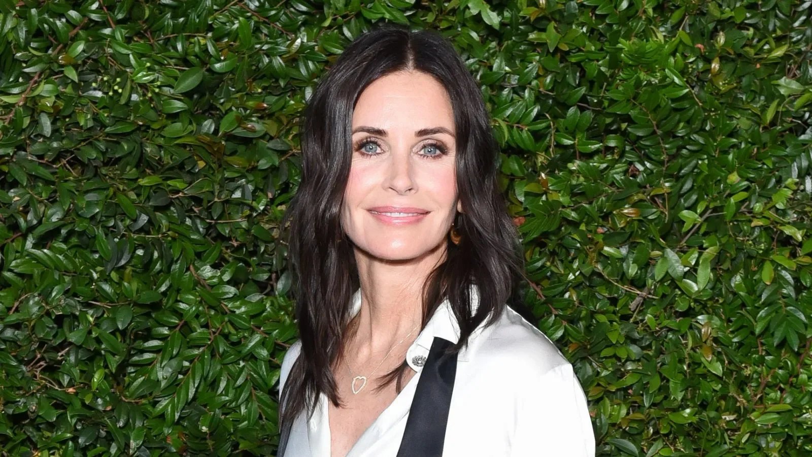 Courteney Cox's 2001 Outdoor Furniture Revealed The Anti-Trend Pattern That Still Defines Chic People's Patios Today