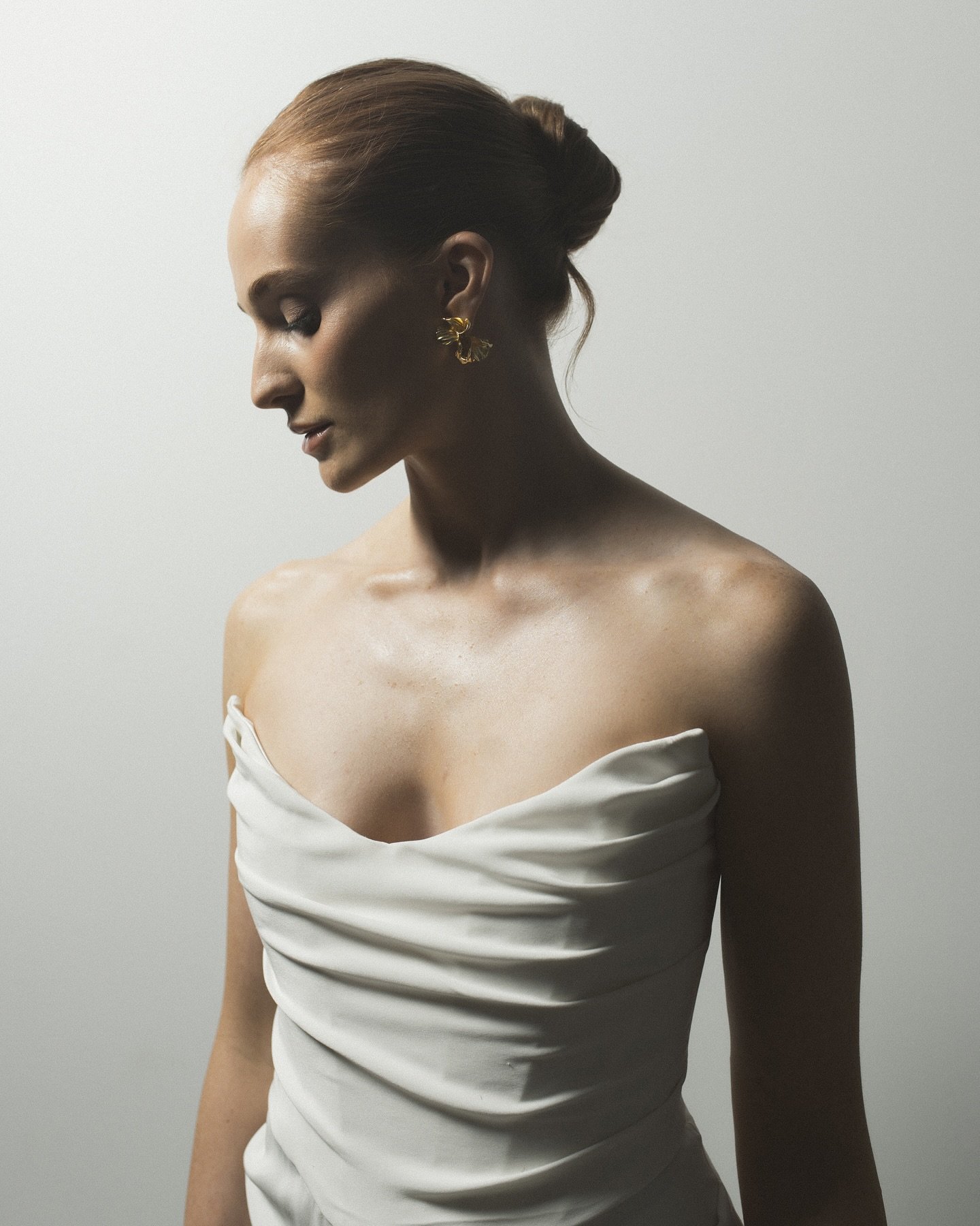 Some of my favourites from this sleek look with an editorial twist. 

Big shout out to the team and @eddtaylorweddings for always delivering the most insane images🙌🏽

@eddtaylorweddings 
@patisanchez.bridal 
@emilybutlerbridal 
@edenbstudio 
@fores