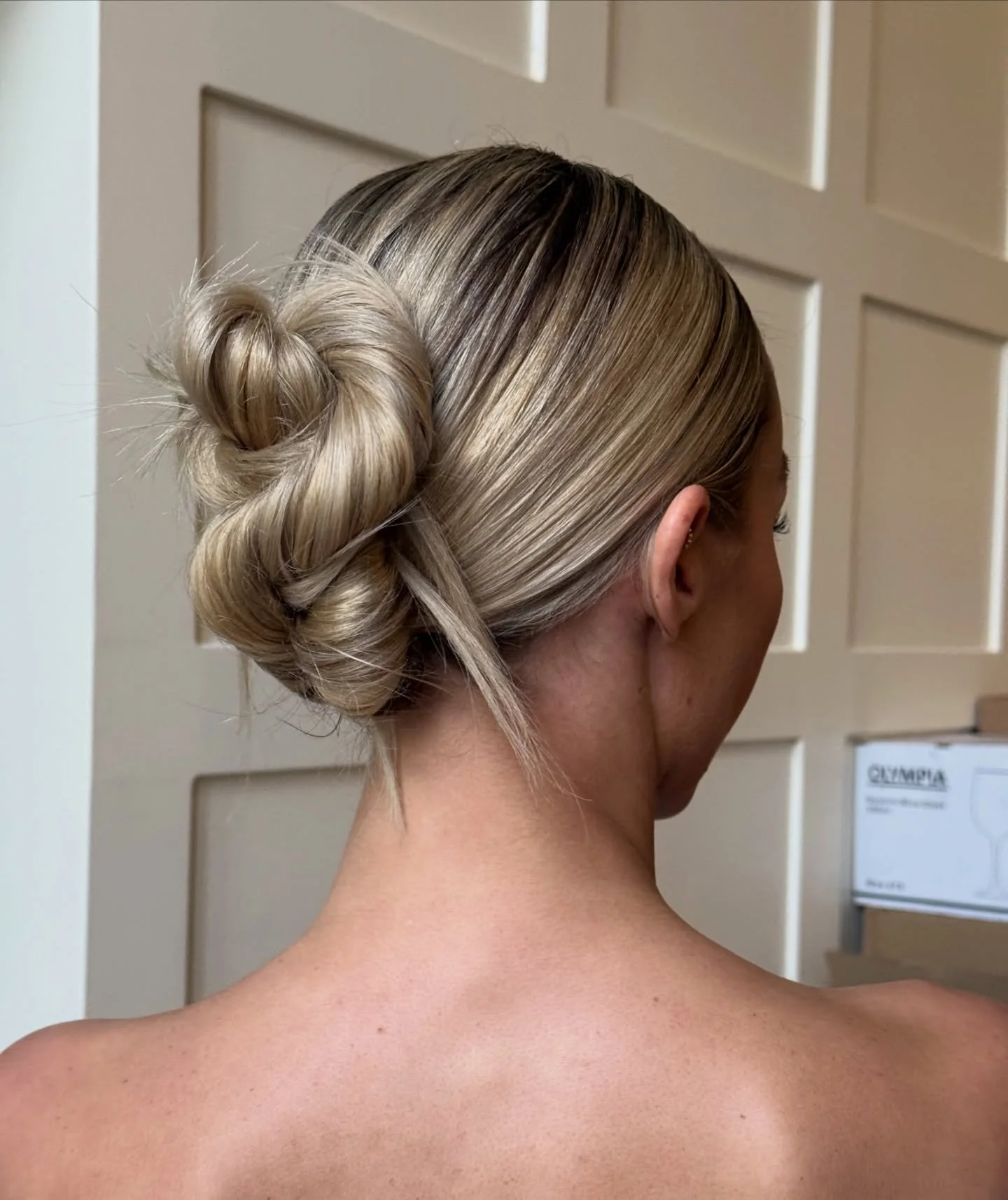 Clean editorial look for @milesofgrain on this absolute beauty @jadesexton ✨

Workshop Host and Planning @milesofgrain @emmylou.kelly
Planning, Design and Styling @ar.weddings
Venue @sudeleycastleweddings
Bridal @viviennewestwood @thewhitecloset
Hmua