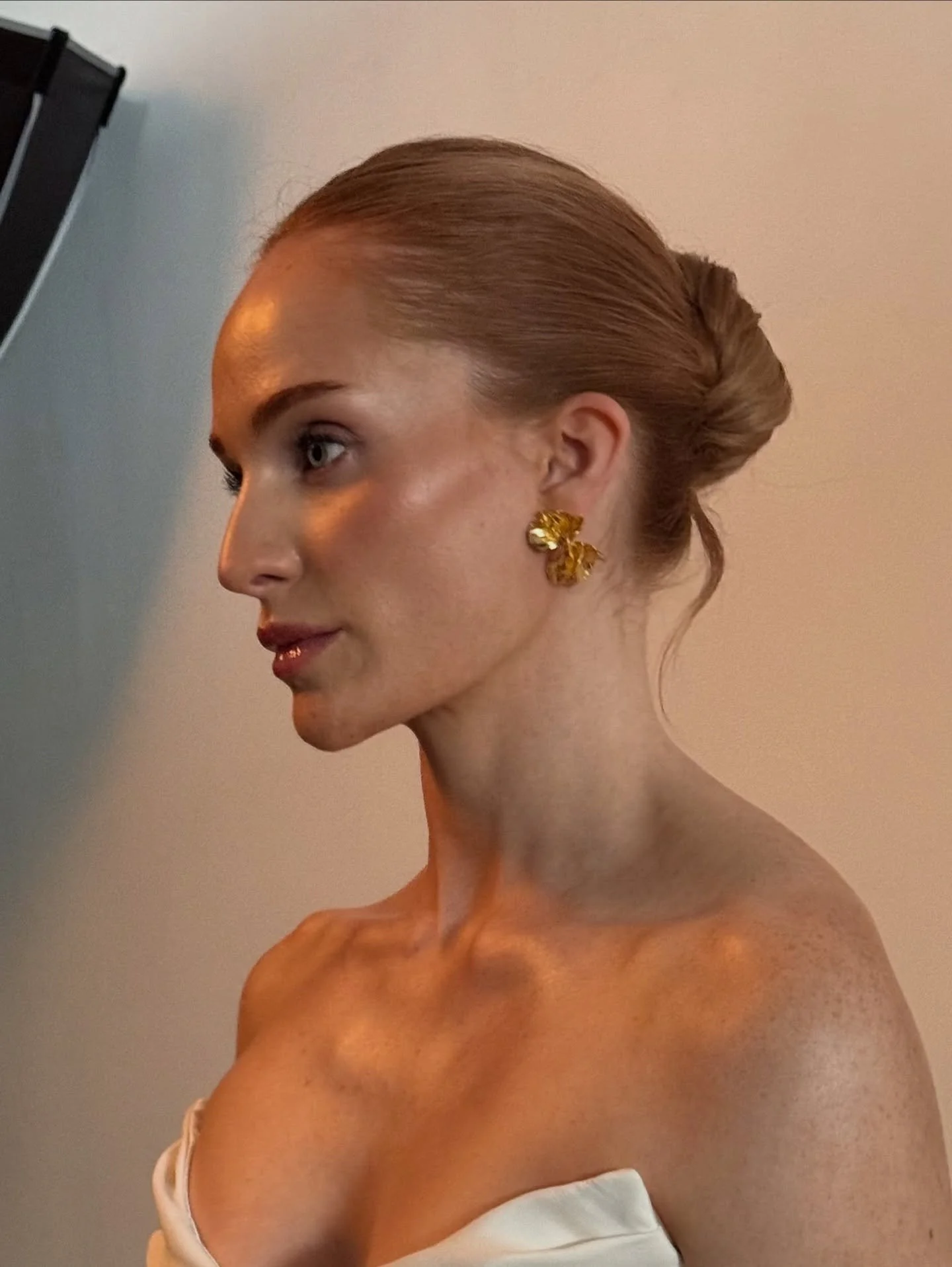 Soft sculpted glam ✨ 

A selection of photos from a session early this year with @eddtaylorphoto , one of my favourites 🙏🏼

@rhode 
@armanibeauty 
@lisaeldridgemakeup 
@charlottetilbury 

@edwardtaylorweddings 
@emilybutlerbridal 
@forestandtheflow