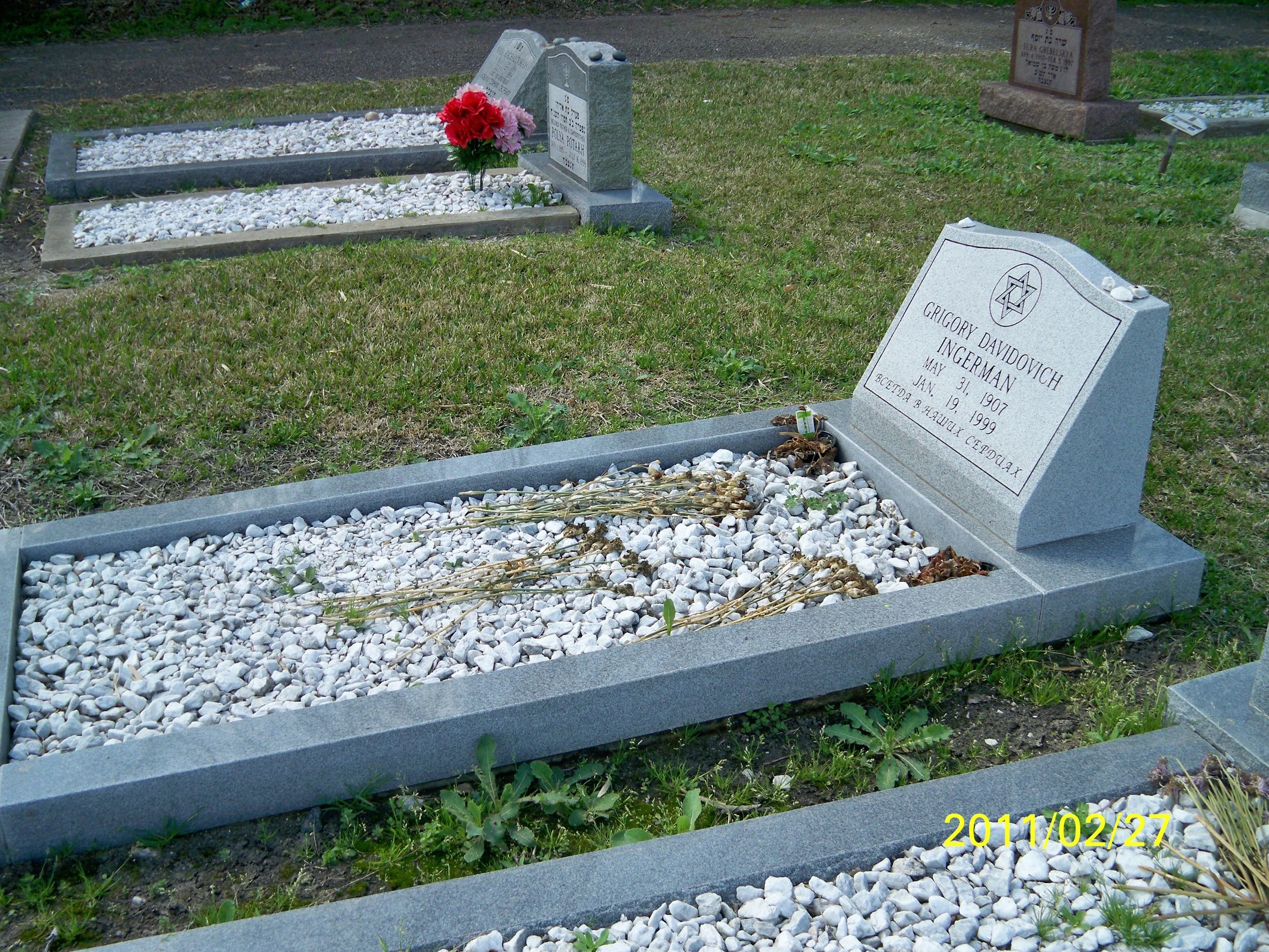 Grave with headstone decorated with a Star of David symbol.