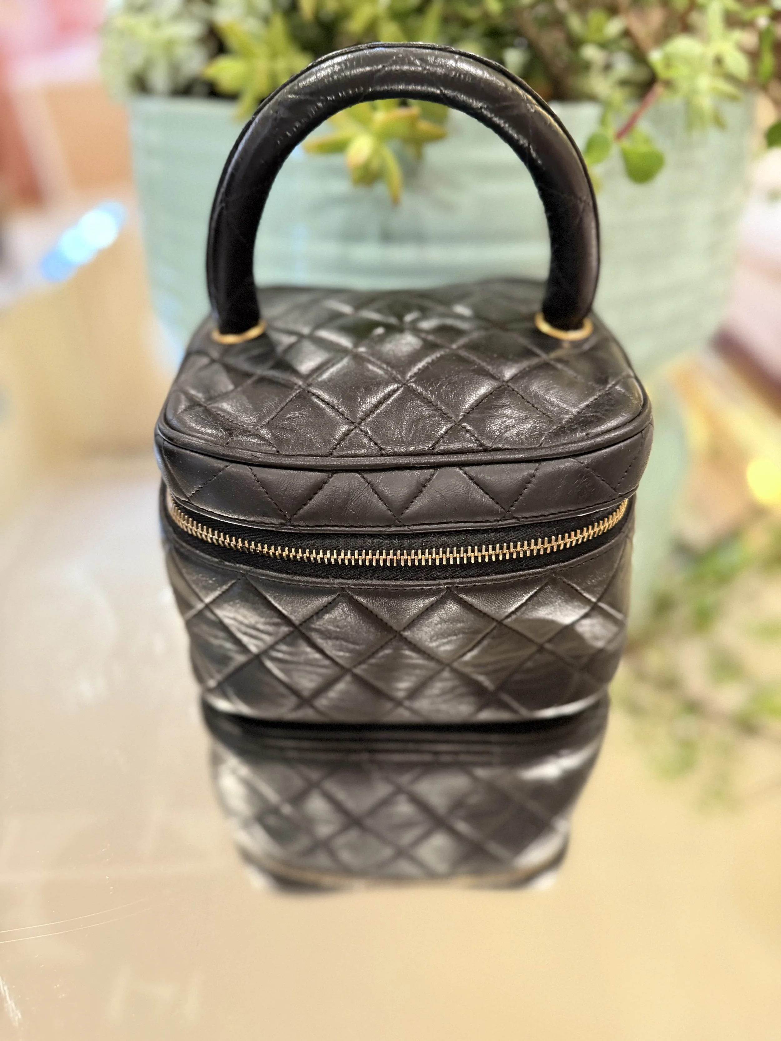 CHANEL Quilted Leather Vanity / Travel Case – Black Embossed CC)