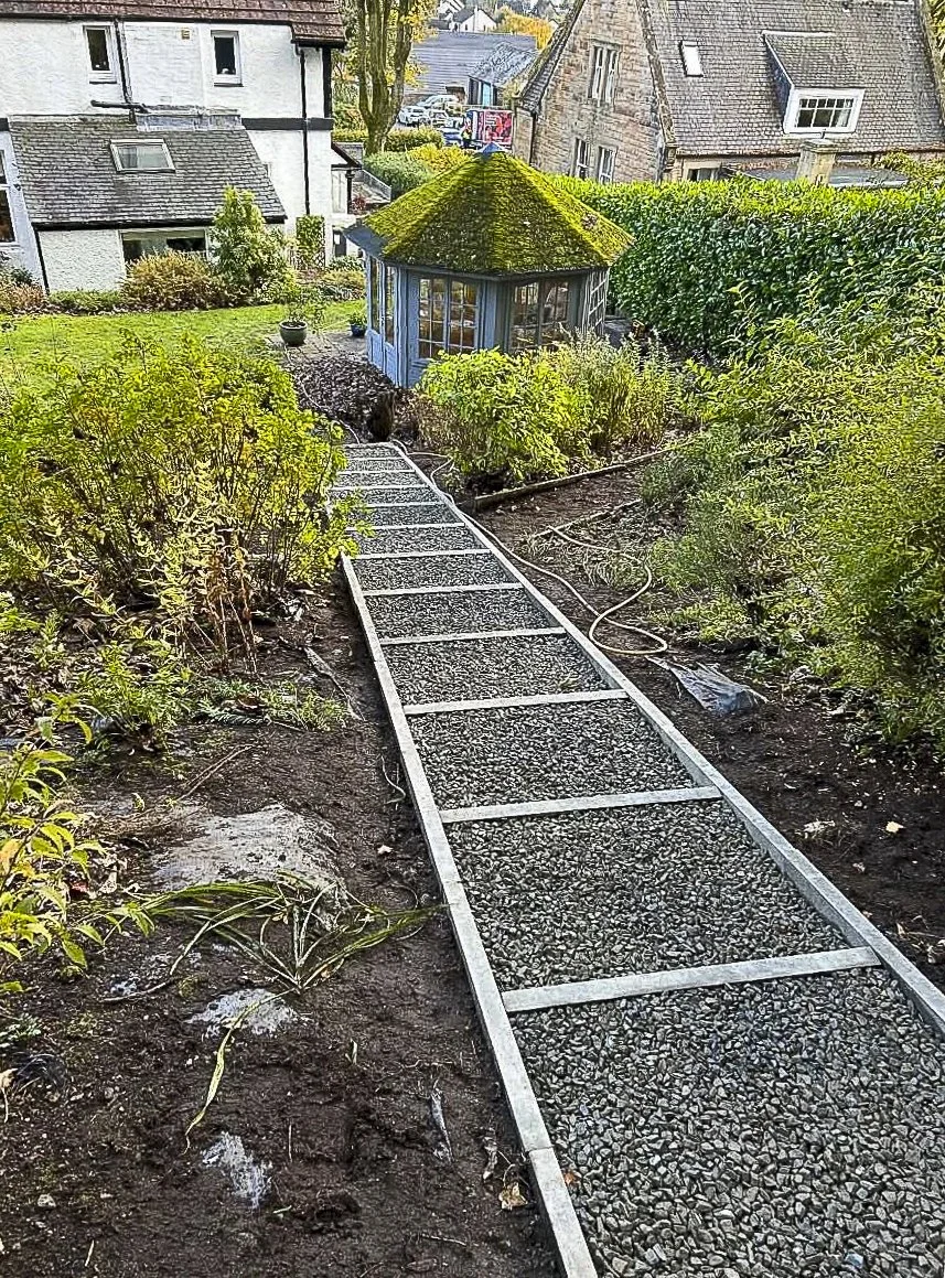 A safe, attractive route down the slope!