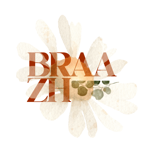 Typografische tekst 'BRAAZH' over een waterverf achtergrond met bloemachtig patroon en groene blaadjes. Symbool voor de vrouwelijke kracht