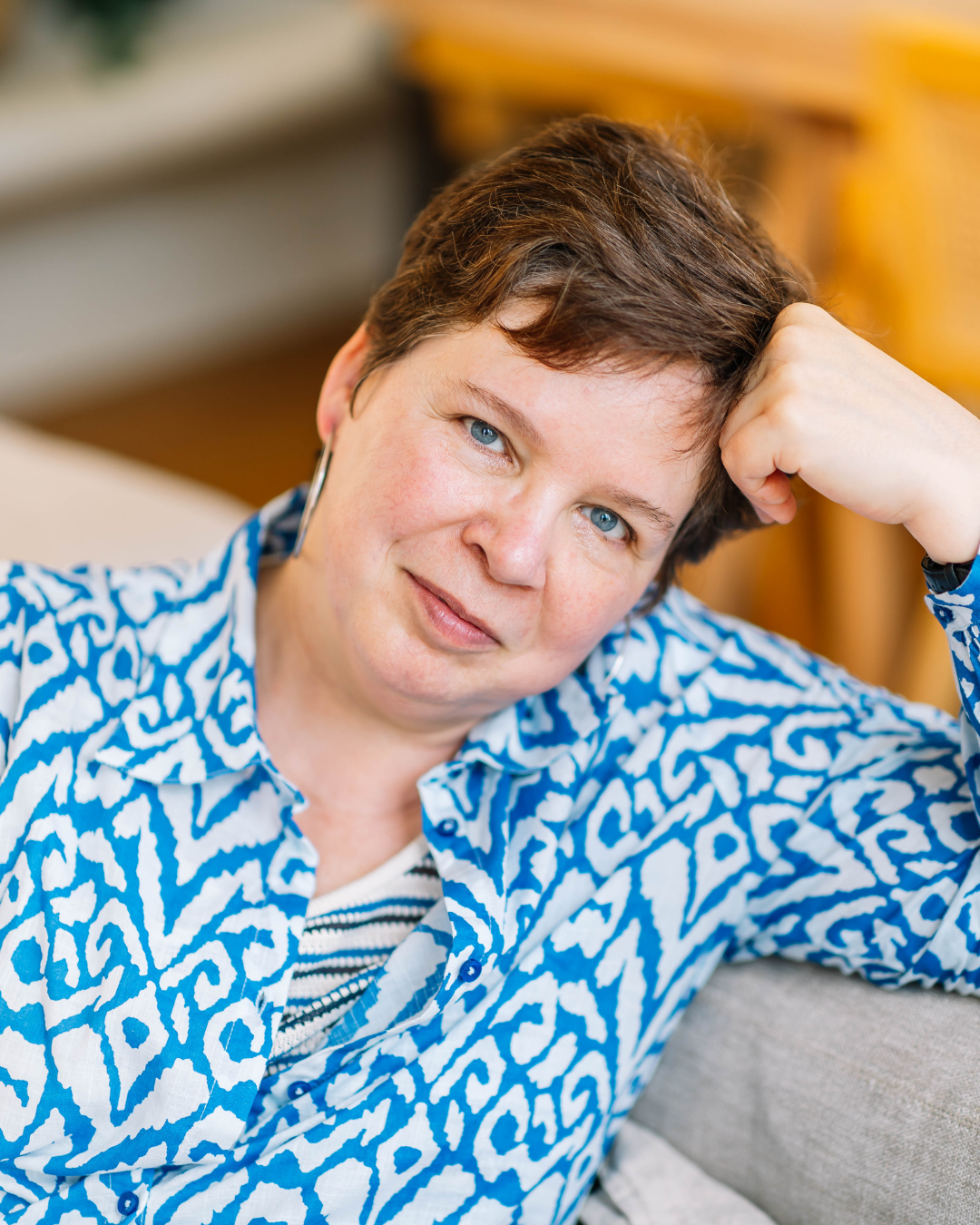 foto van Hilde Schoofs - de vrouw achter Braazh. Business coaching voor vrouwen 40+. De foto straalt rust en zelfvertrouwen uit