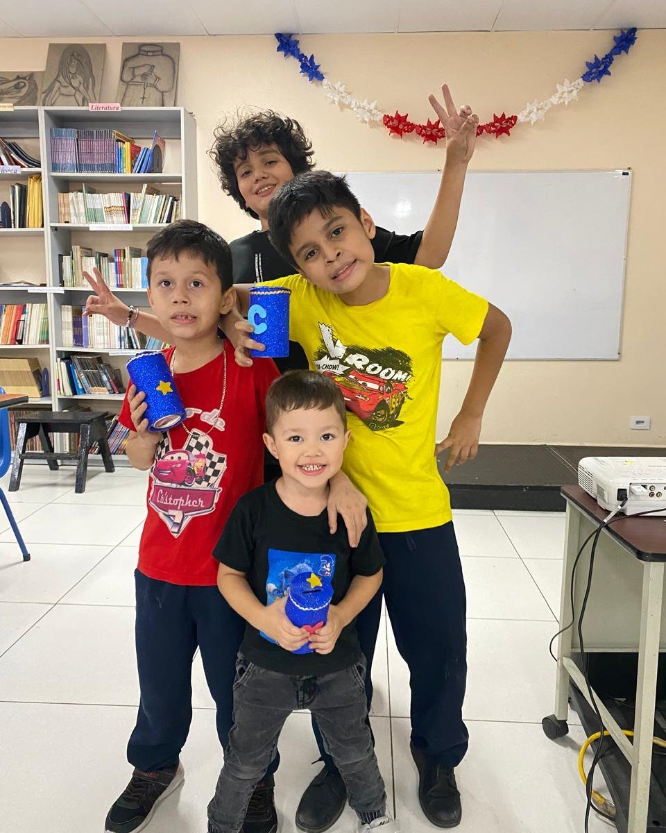 School for Parents💙 While parents were learning practical tools for family budgeting and financial stewardship, their children were discovering the importance of saving and creating their own piggy banks. 🐷✨

These moments go beyond education. They