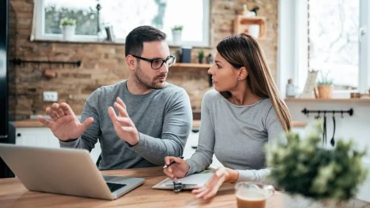 Faut-il un compte joint quand on est en couple ? Le vrai prix de la fusion financière