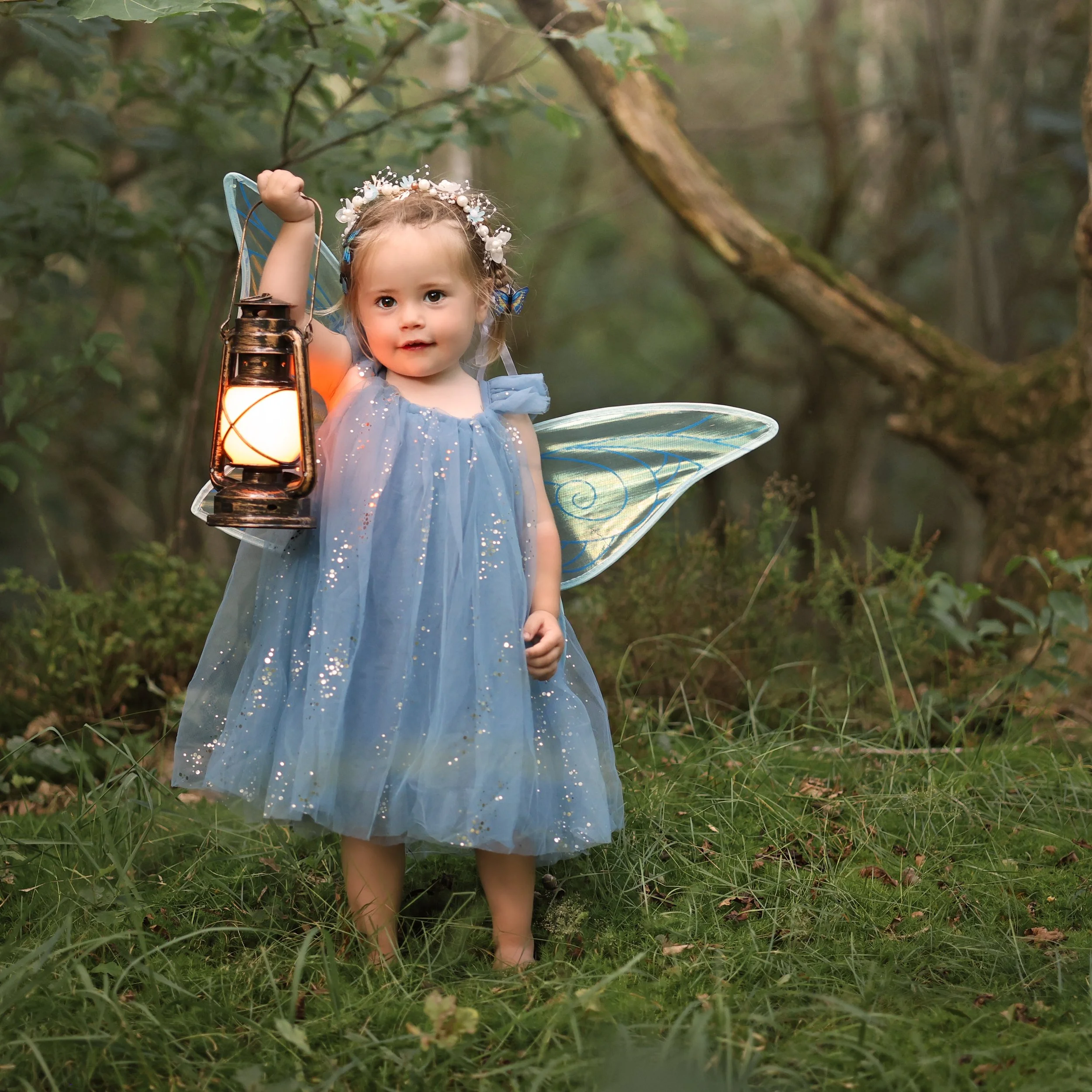 kinderfotografie-elfje-met-lamp-magisch.jpg