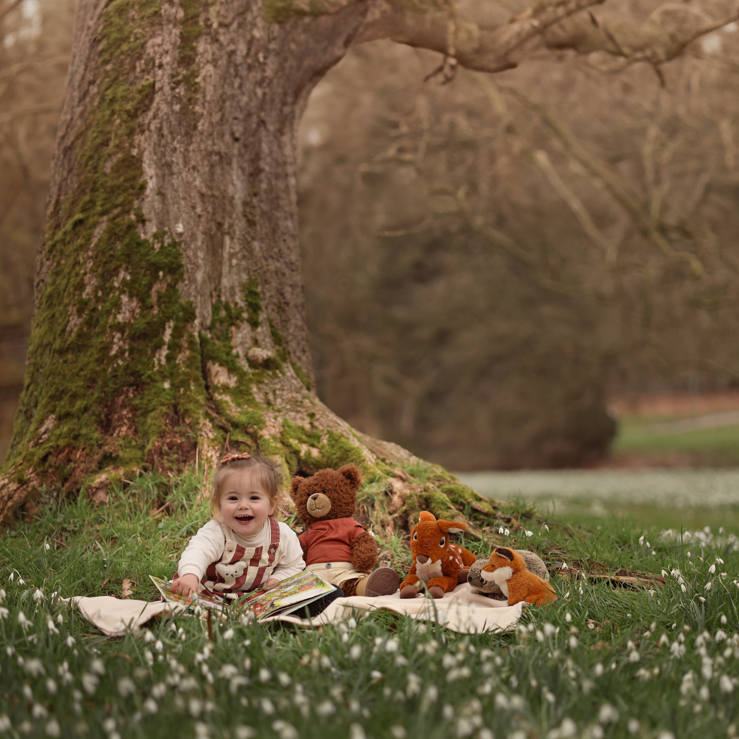 kinderfotografie-voorlezen-aan-knuffels-bij-sneeuwklokjes.jpg