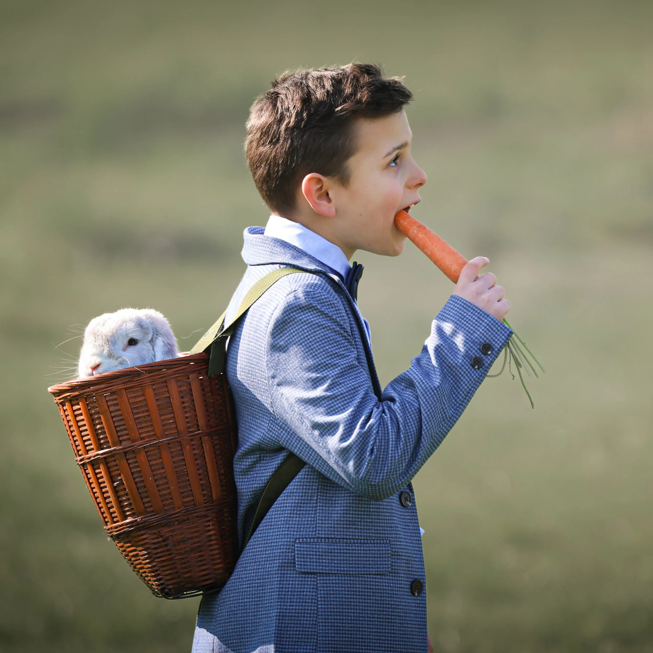 kinderfotografie-kind-met-konijn-in-rugmand-en-wortel.jpg