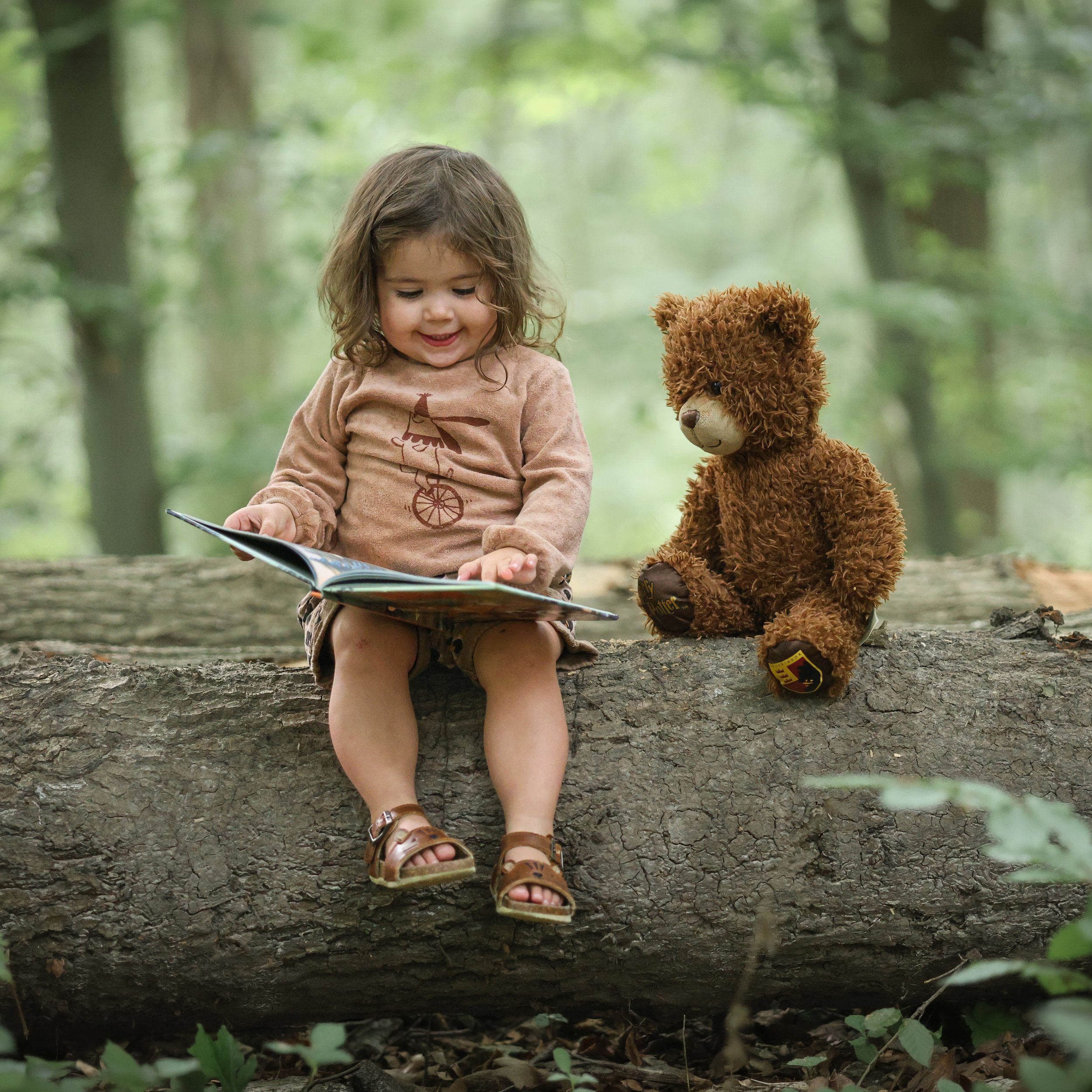 kinderfotografie-voorlezen-aan-knuffels-sprookjesachtig.jpg
