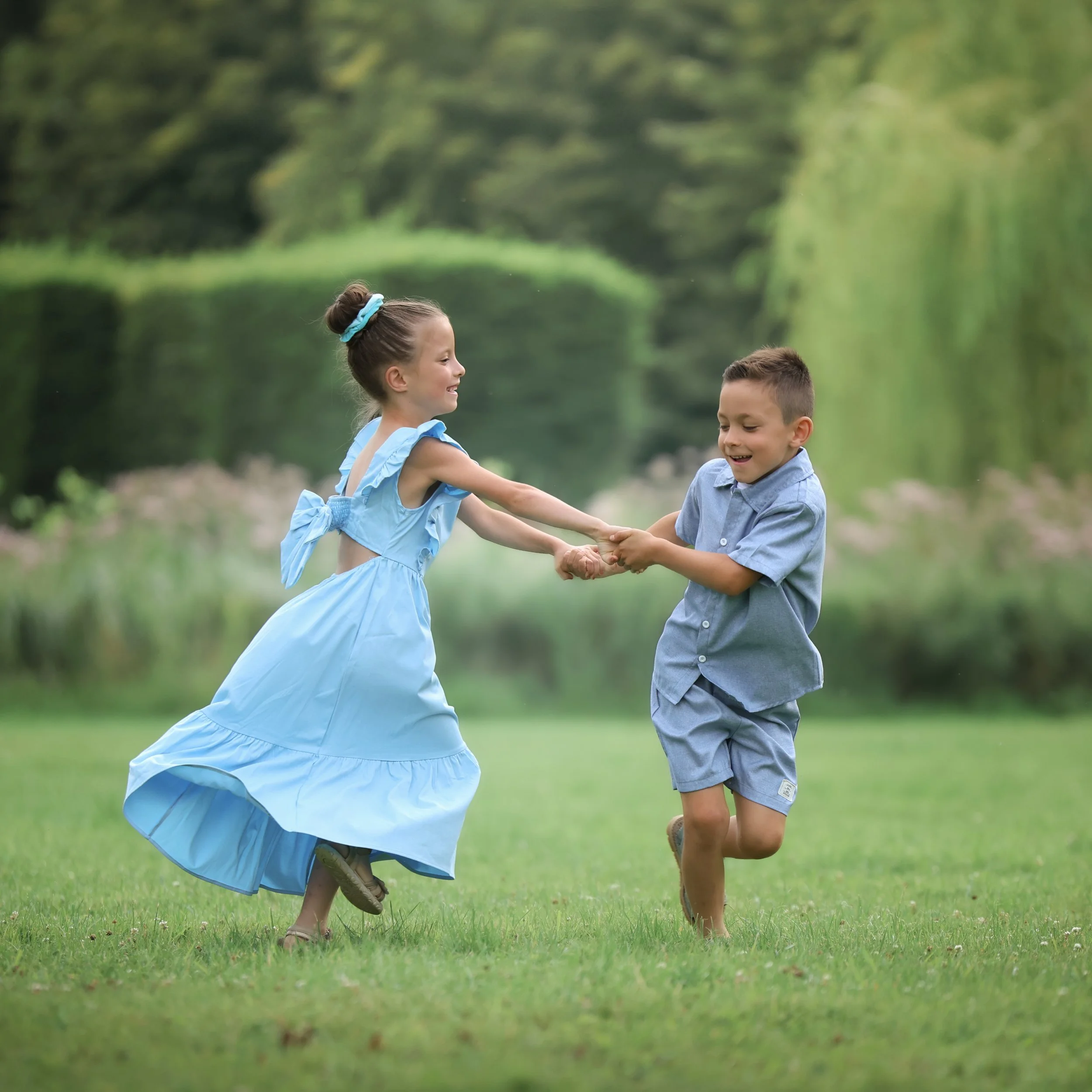 kinderfotografie-tweeling-dansen-in-het-groen.jpg
