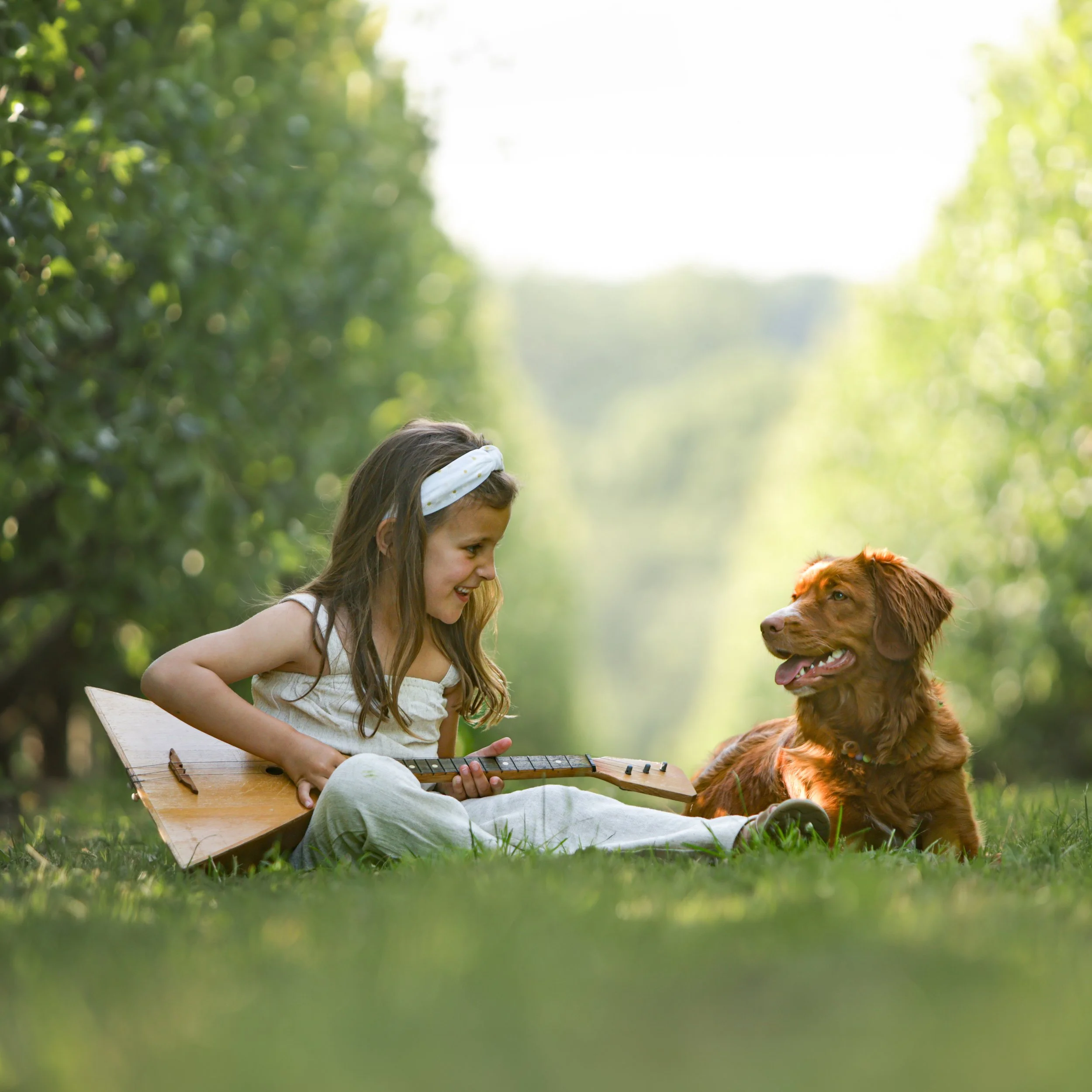 kinderfotografie-gitaar-spelen-met-hond-sprookjesachtig.jpg