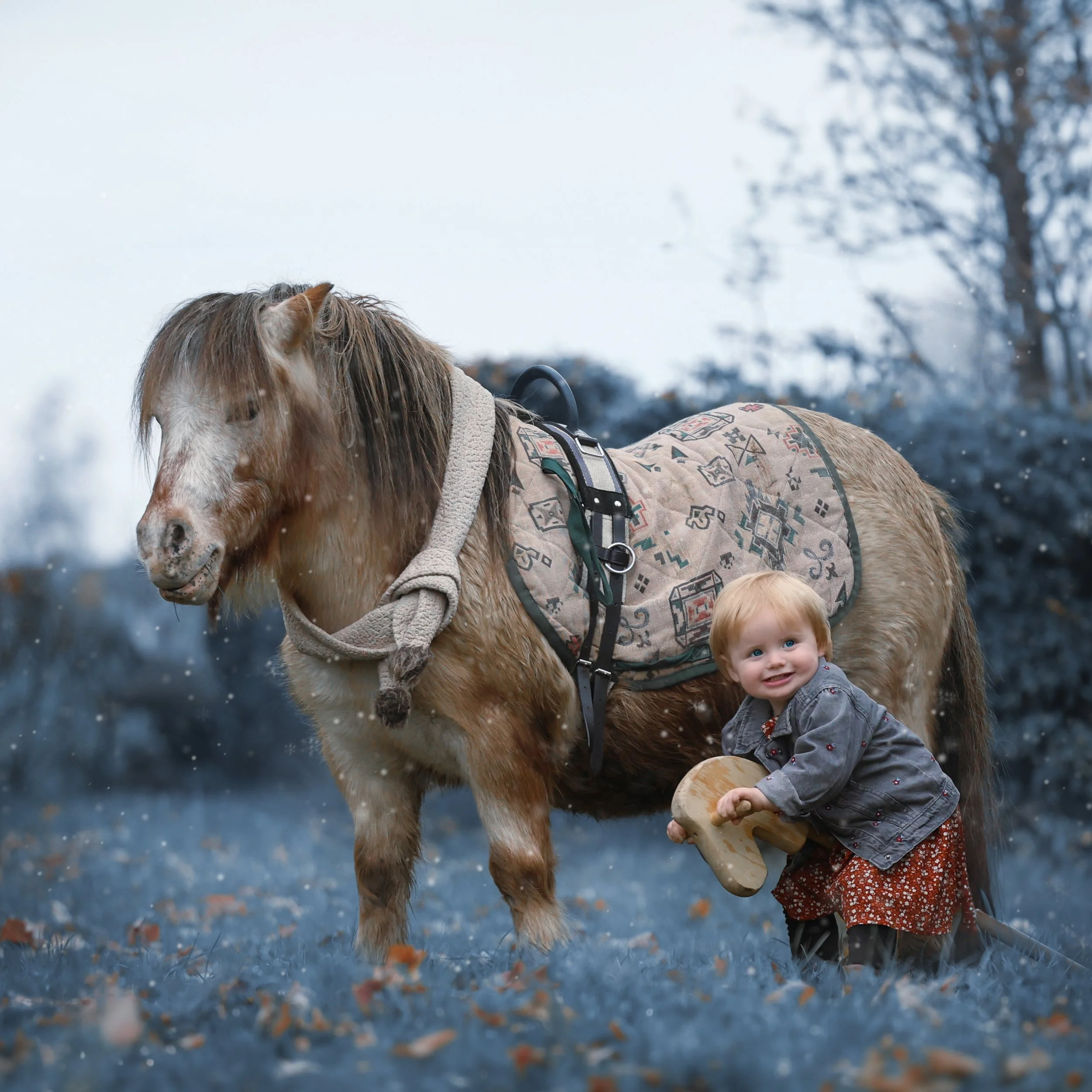 kinderfotografie-peuter-met-pony-winterlandschap.jpg