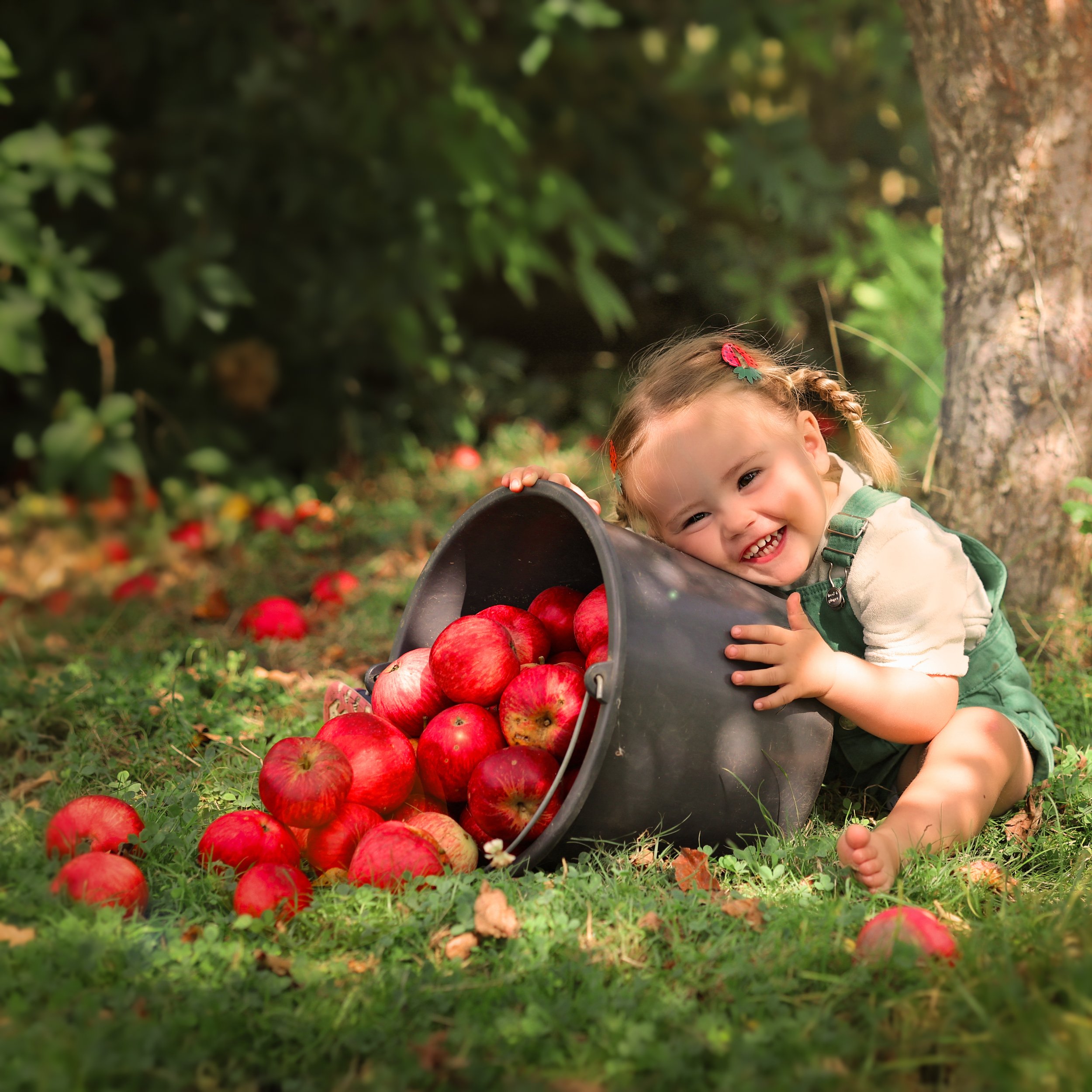 kinderfotografie-kind-met-appels-sprookjesachtig.jpg