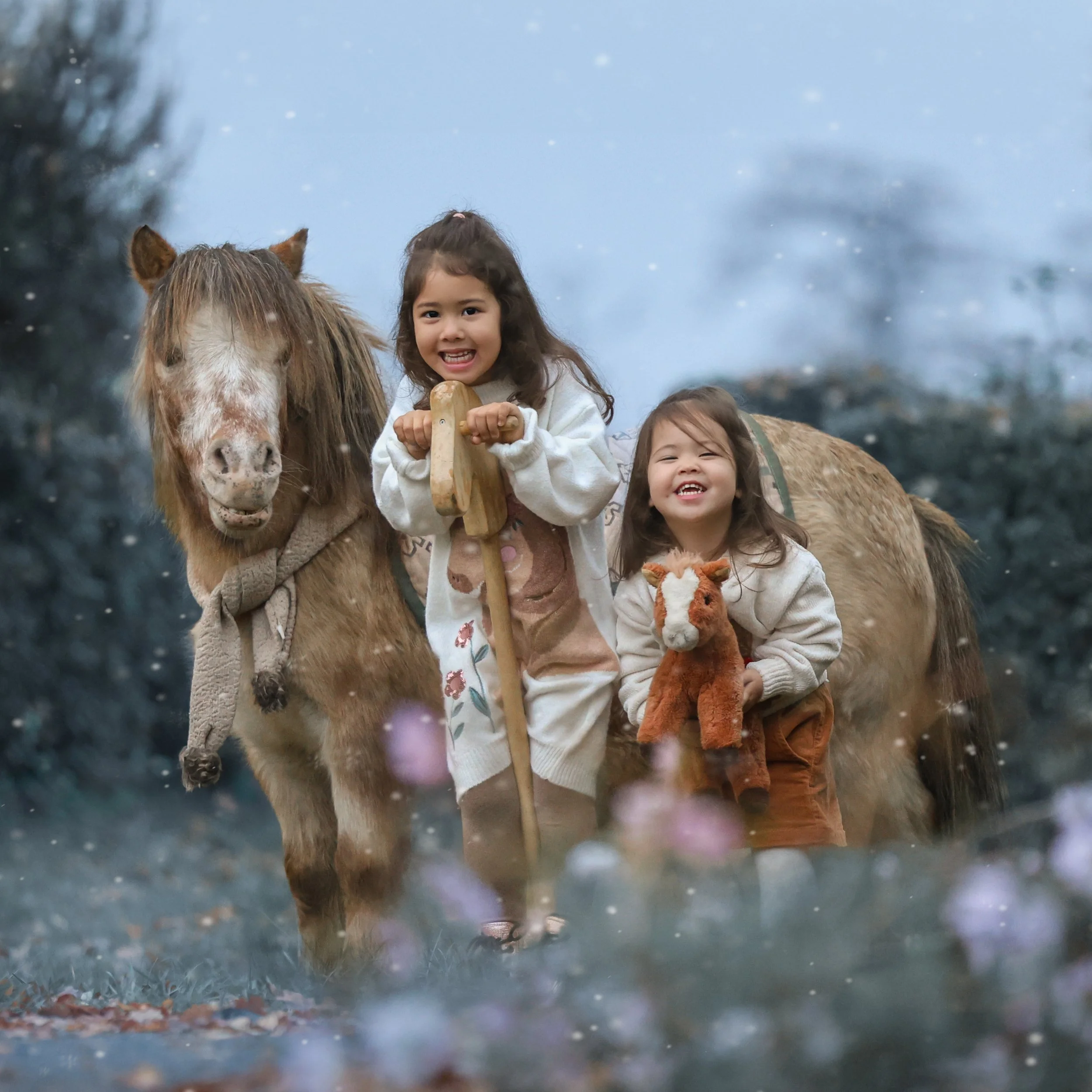 kinderfotografie-kinderen-met-pony-winterfoto.jpg