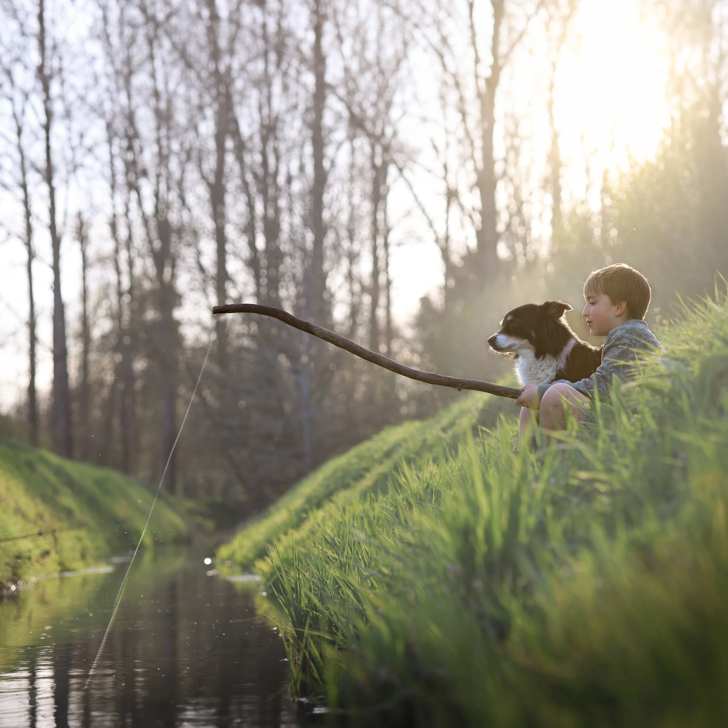 kinderfotografie-met-hond-aan-oever-vissen.jpg
