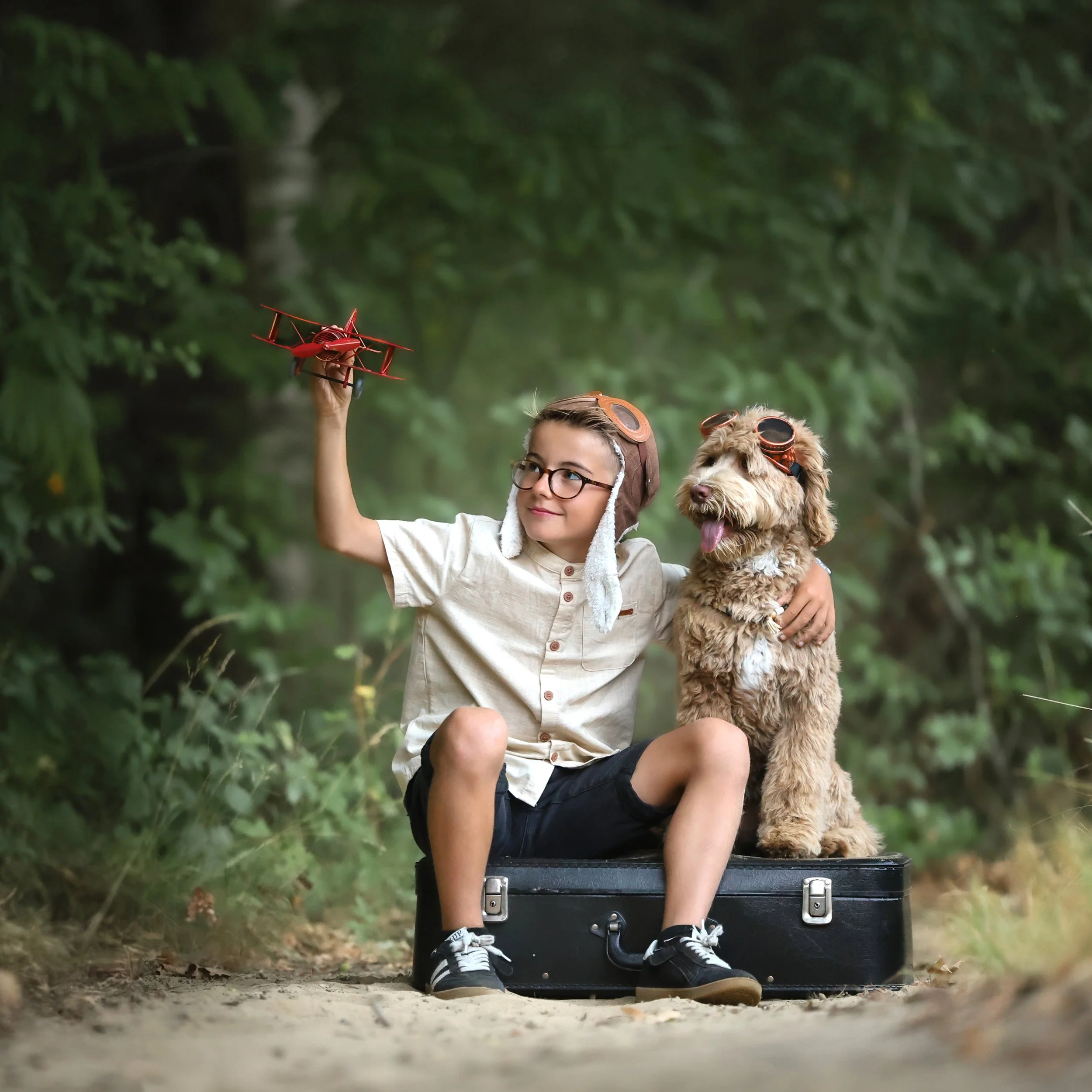kinderfotografie-kind-speelt-vliegtuigje-met-hond.jpg