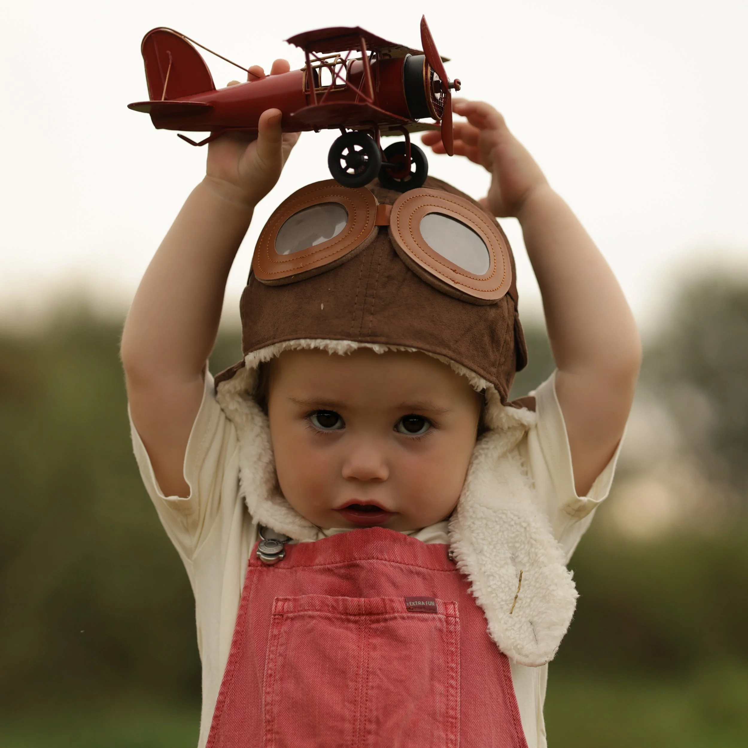 kinderfotografie-spelen-met-vliegtuig.jpg