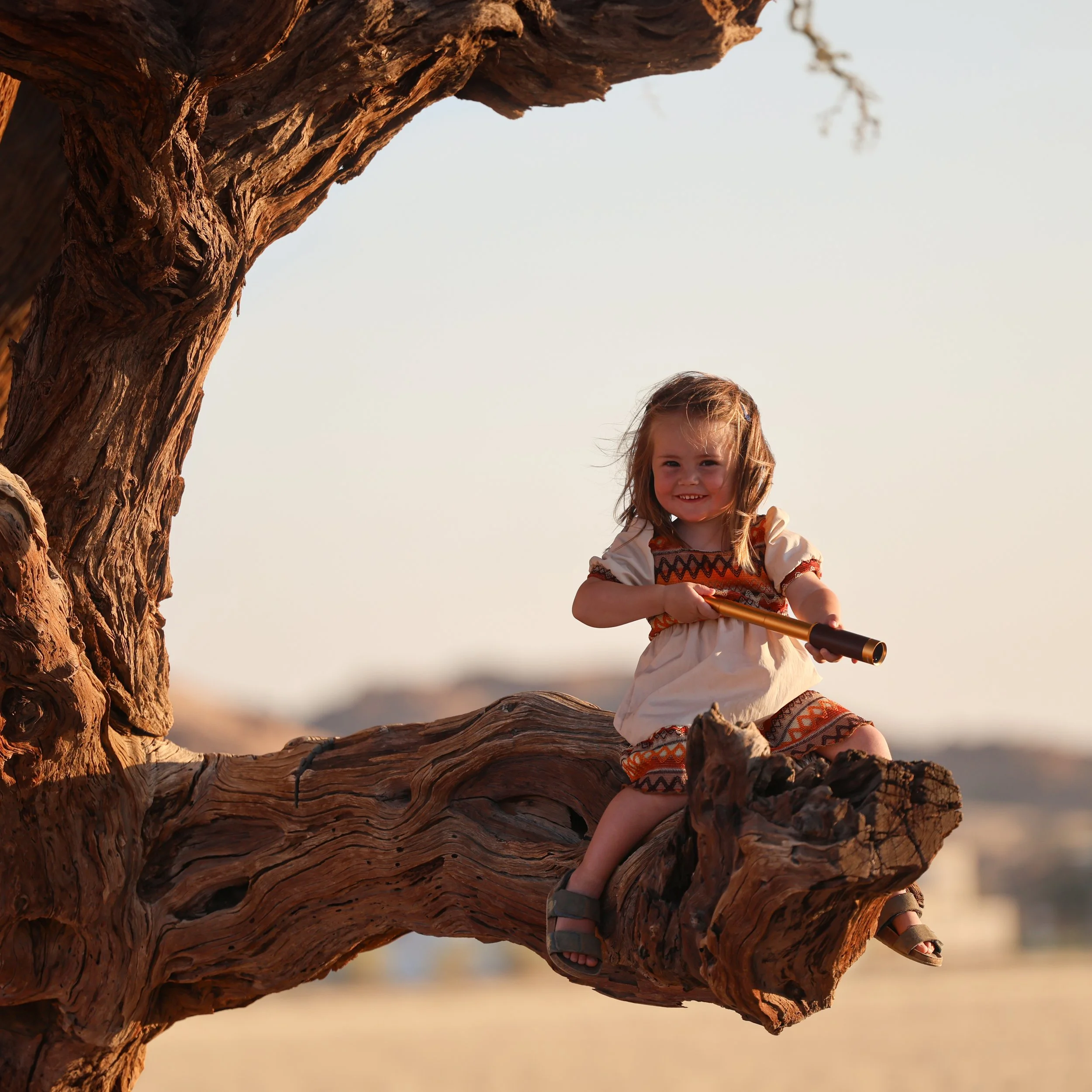 kinderfotografie-kind-in-boom-in-afrika.jpg