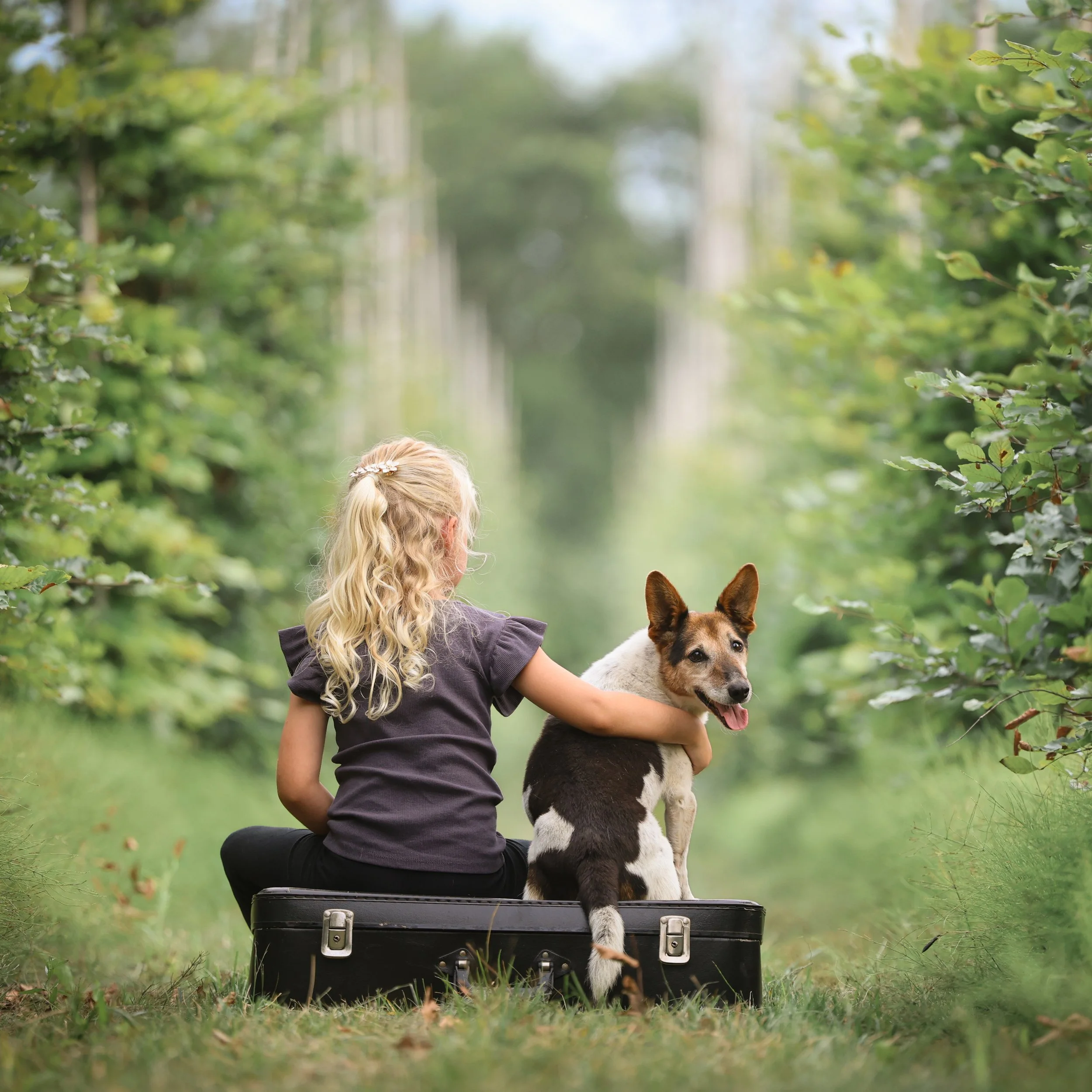kinderfotografie-samen-met-hond-in-boomgaard.jpg
