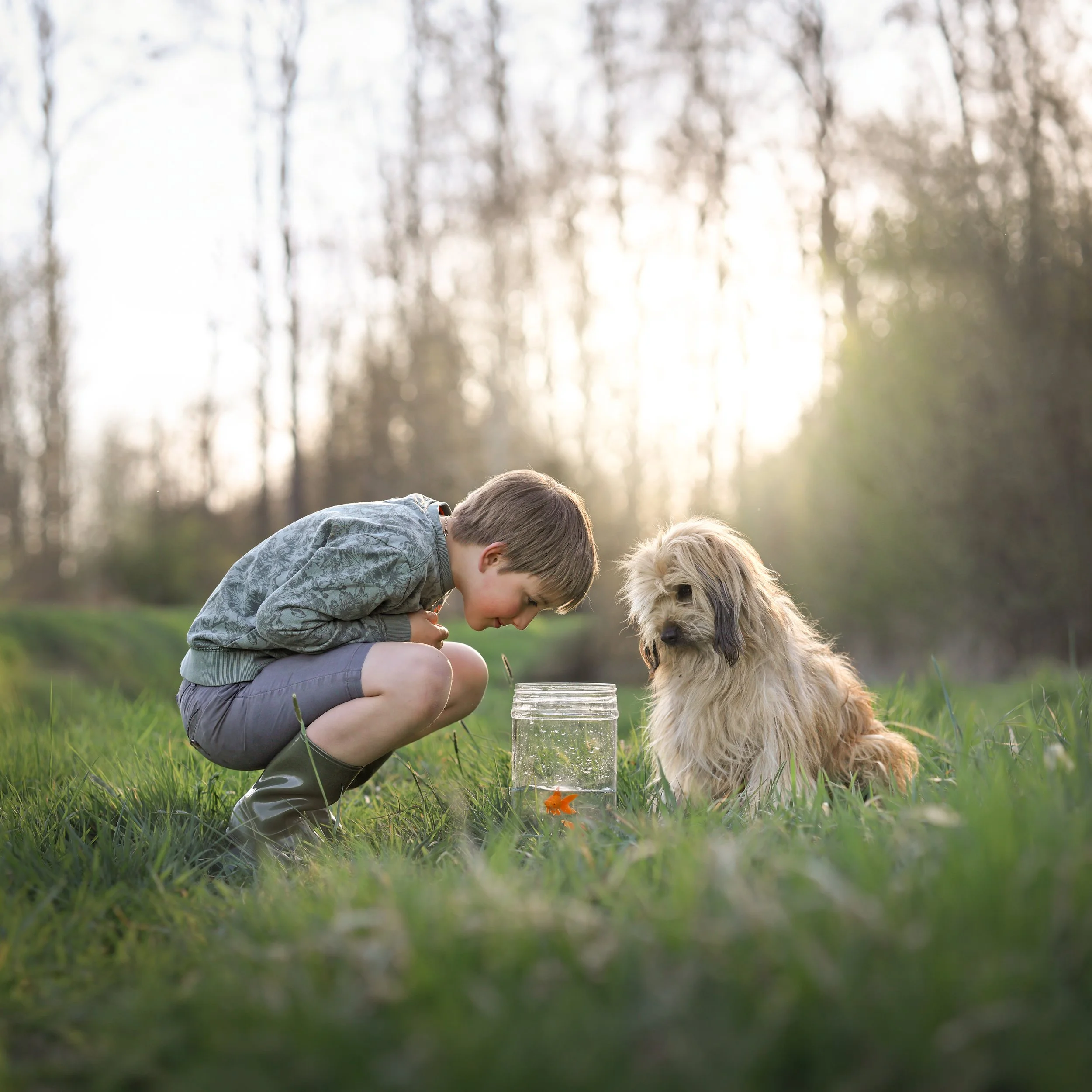 kinderfotografie-vis-bekijken-met-hond.jpg