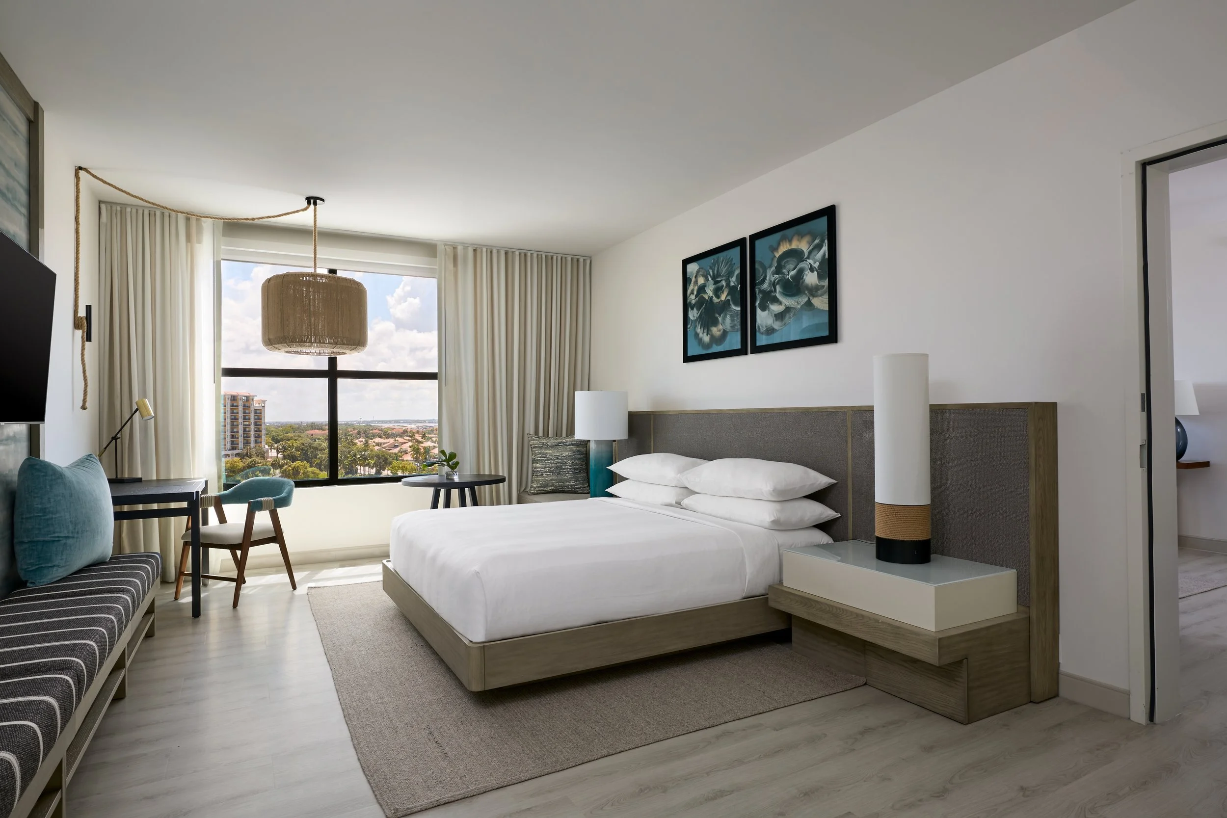 027_SUIT_rm823_Bedroom_SRQPM_10729.jpg