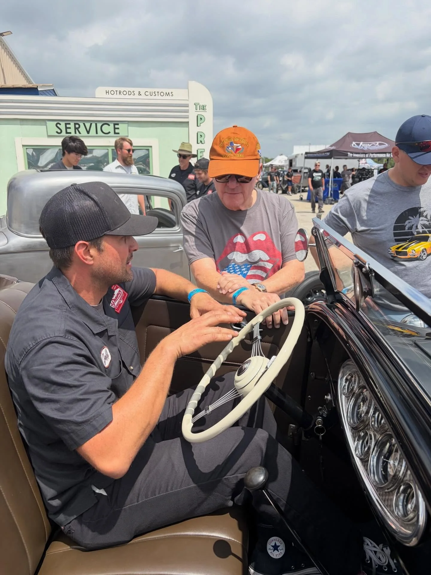 Round Up Day 1, absolute blur and such a great time! 

#lsru #lonestarroundup #hotrodsandcustoms