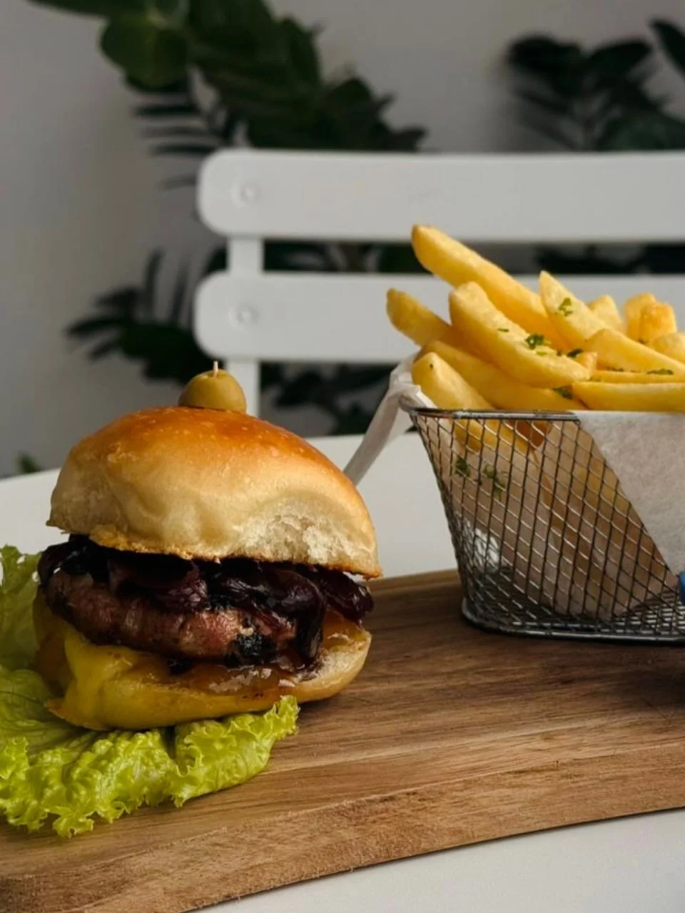 ✨ En Bitters presentamos un nuevo detalle en el men&uacute;:
Mini Burgers que celebran lo esencial del buen sabor.

Tres interpretaciones:
	&bull;	Cl&aacute;sica &ndash; pura tradici&oacute;n.
	&bull;	Bitters &ndash; nuestro sello distintivo.
	&bull;