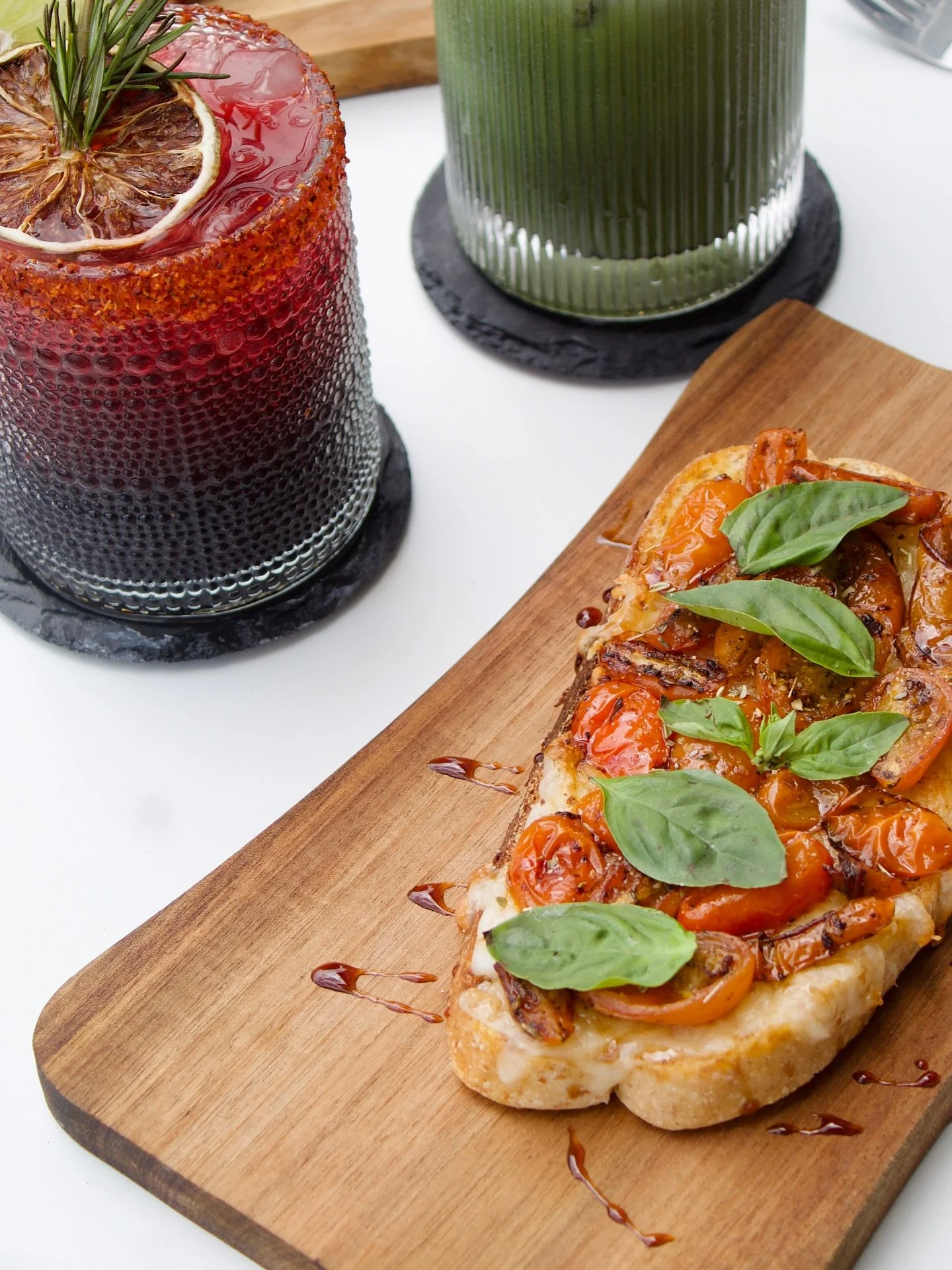 Bruschetta capresse con sabor a algo bonito.🌿💛