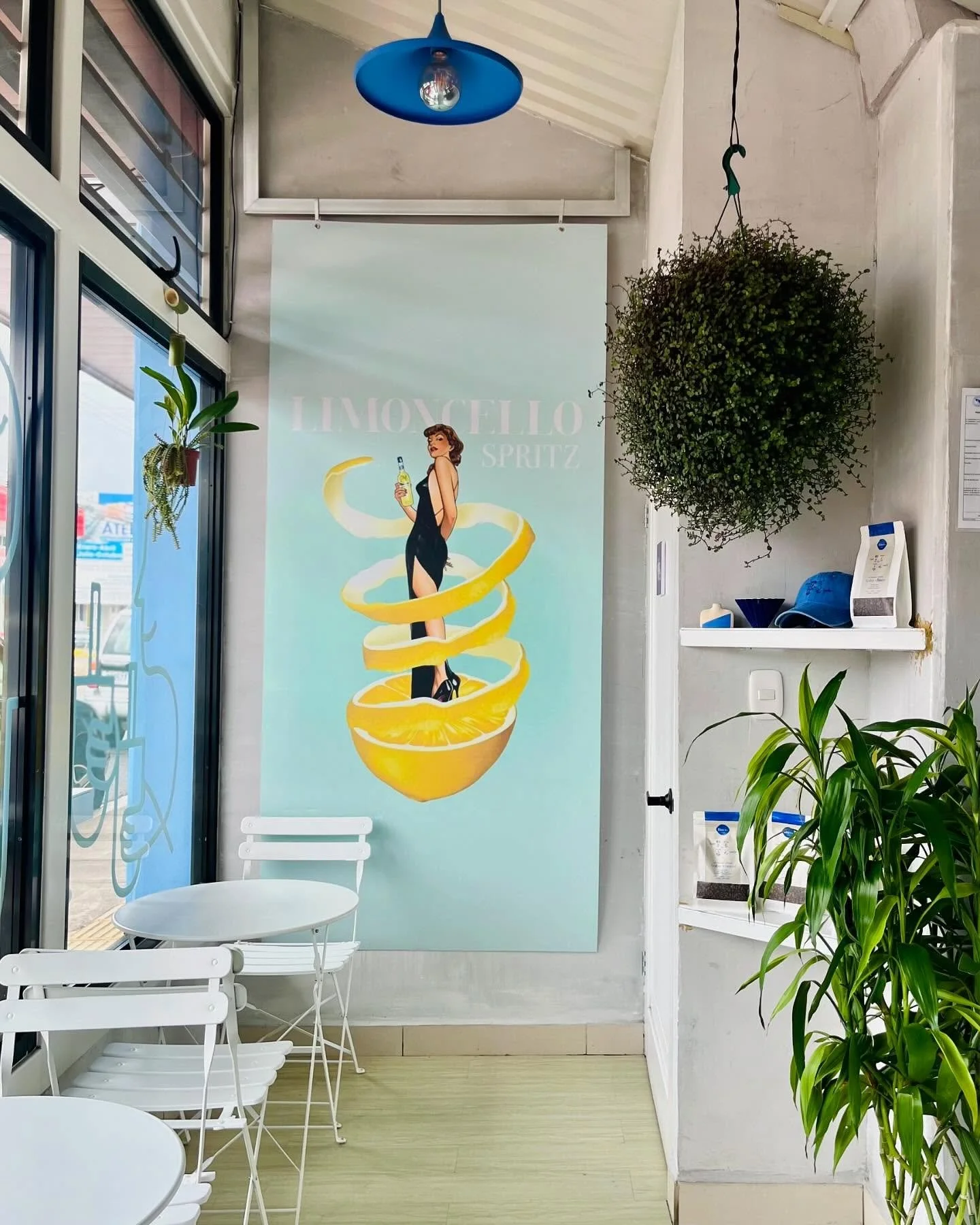 Conoc&eacute; nuestro espacio 💛 Aqu&iacute; pod&eacute;s encontrar mixolog&iacute;a, cafecito, t&eacute;, matcha, bruschettas, buenas conversaciones, bolsitas de caf&eacute; bitters, merch, buena energ&iacute;a, buena m&uacute;sica y un espacio dond