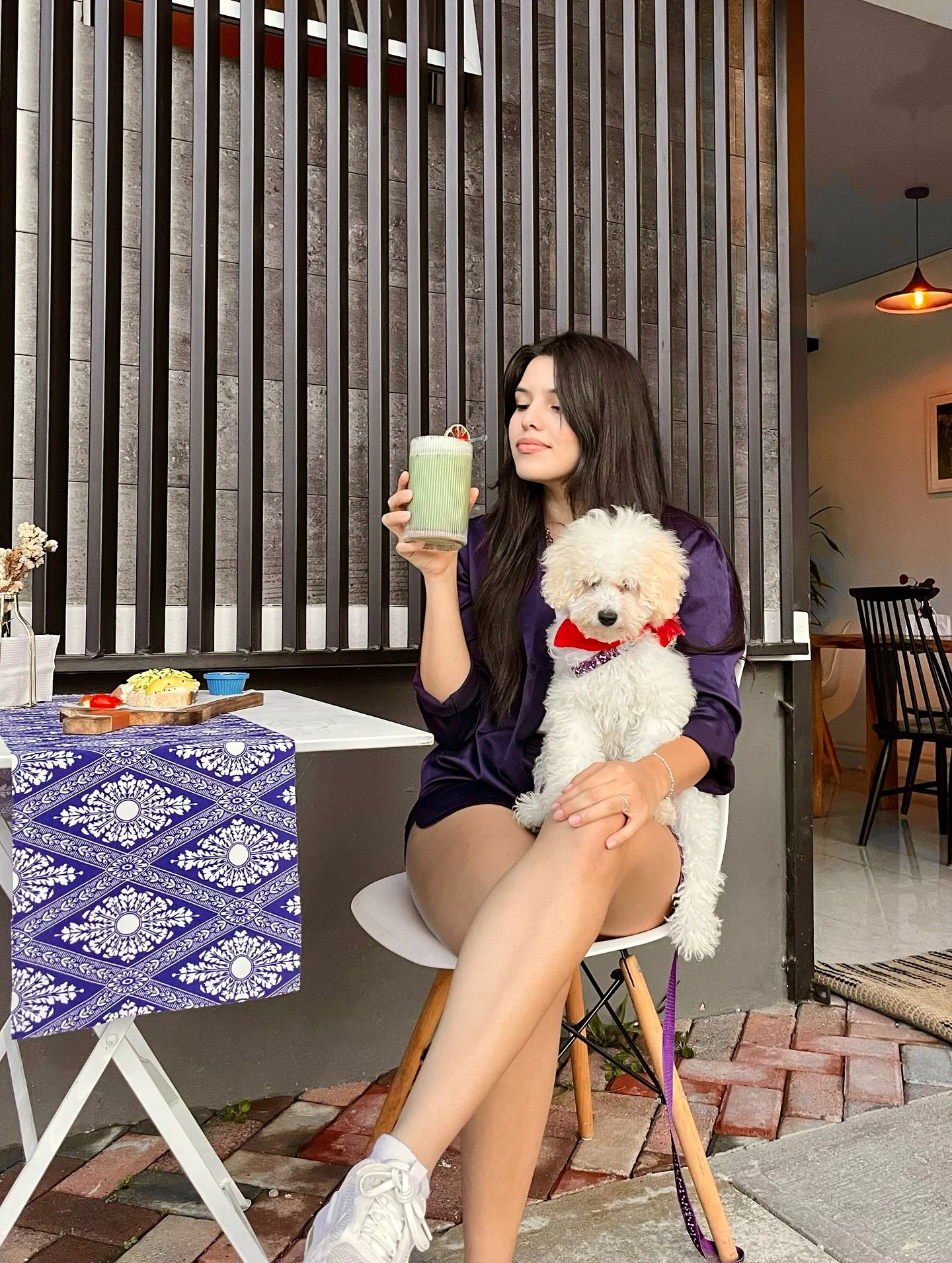 Queremos ser ese lugar donde pod&eacute;s ir con tus amigos, familia y hasta el peludito de la casa. Conforme el d&iacute;a avanza nuestro ambiente evoluciona y pod&eacute;s disfrutar en la tarde un delicioso cafecito, te masala chai y para la noche 