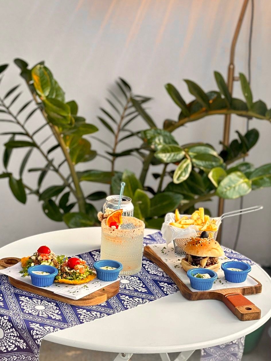 Sorprender a alguien con una comidita y coctelito deli deber&iacute;a de ser considerado un nuevo lenguaje del amor. 💛 

📍Vis&iacute;tanos en el edificio de Seven Arquitectura