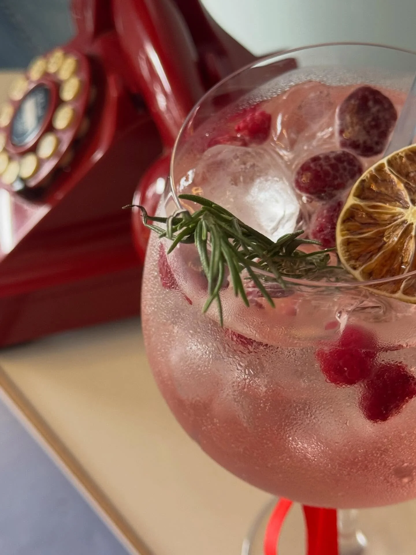 Es viernes y nosotros lo sabemos. 💛
Si te gustan los c&oacute;cteles de autor, la buena comida  y un lugar con detalles curados. Te esperamos hoy de 3:00 pm a 11:00 pm ☺️