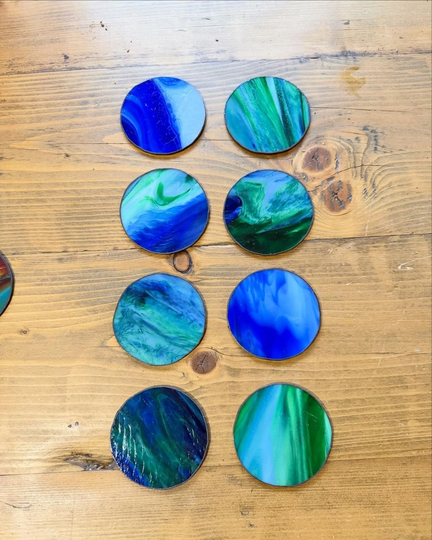 This set of 8 blue and green coasters will be on its way to its new home soon 🩵🍸🥃 keep your eyes peeled for more colourful coaster sets to be added to the website soon 👀🍸🥃 #stainedglass #coasters #drinks #glass #raiseaglass