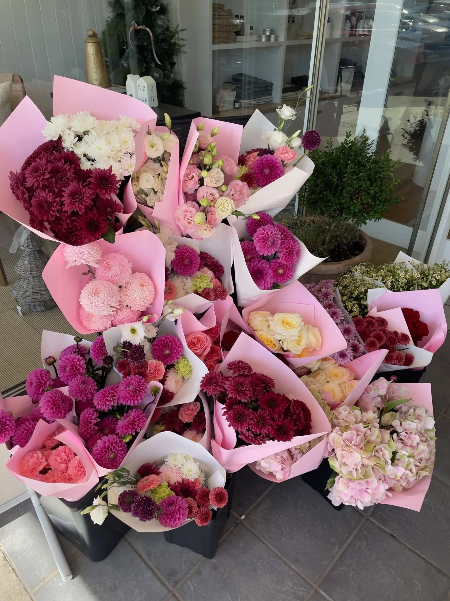 Signing off for the year ✨

Thank you so much to everyone who chose Posie Club to sit on their Christmas tables this year, it&rsquo;s truly been a pleasure.

From celebrations and milestones to quiet moments of remembrance, flowers have carried love 