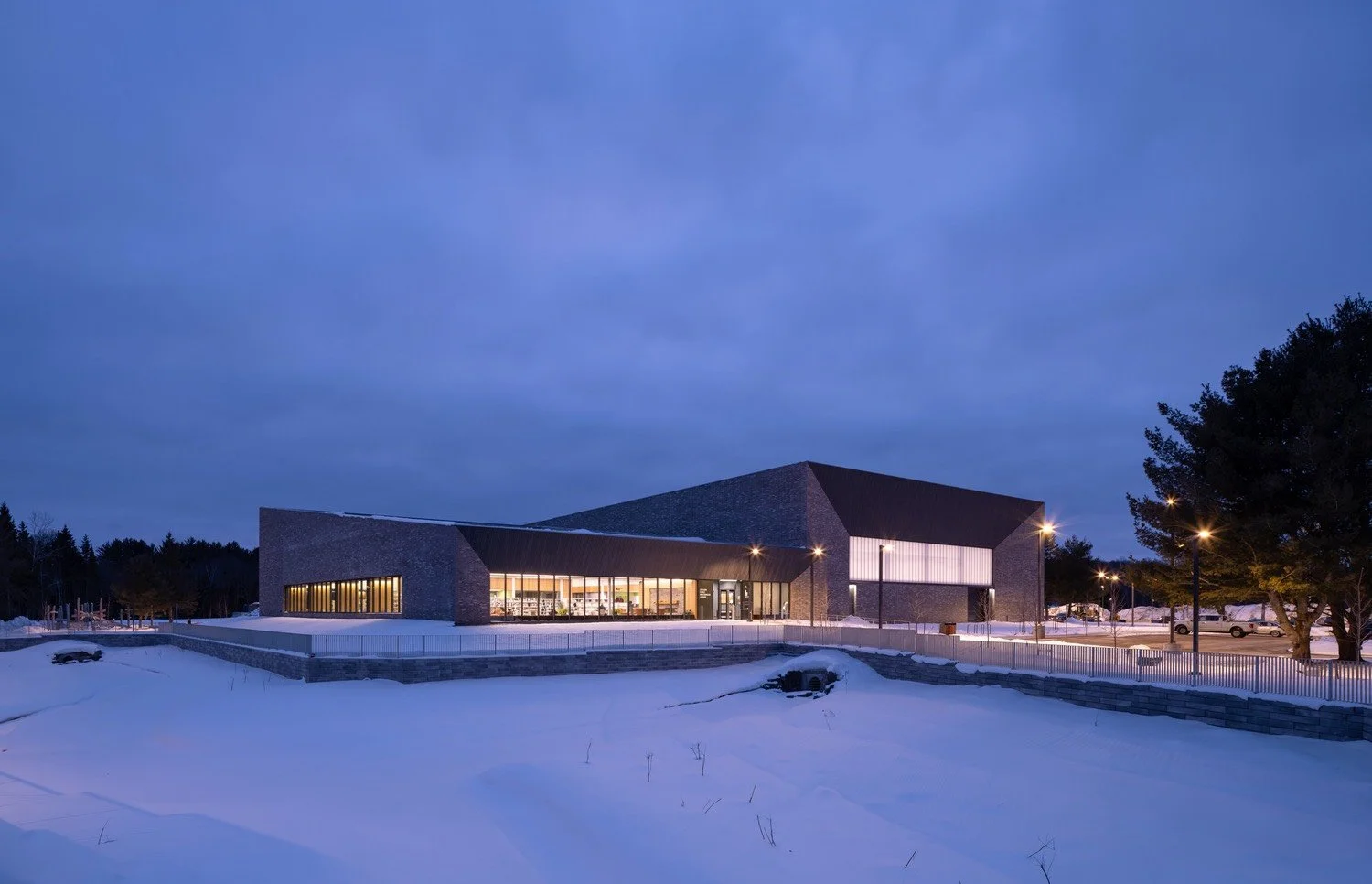 MJMA-Muskoka-Lumber-Community-Centre-and-Library_EXT211_Scott-Norsworthy.jpg