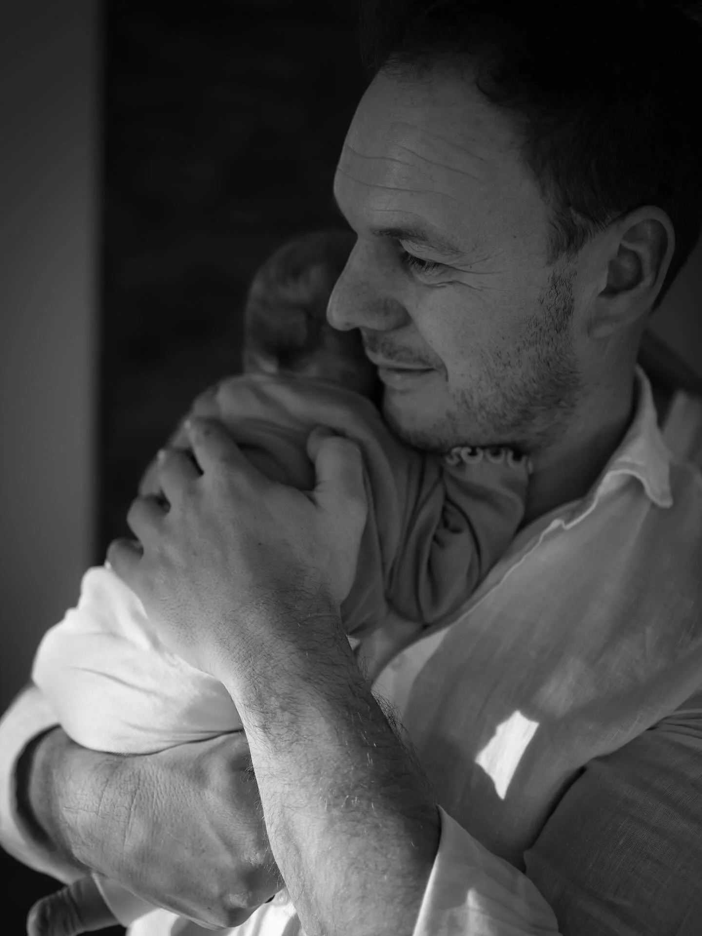 Fotos bewahren, was die Zeit so schnell verändert ๐ธ๐โจ
Diese Kuschelmomente sind so schnell vorbei. ๐ฅน Heute noch in Papas Armen, morgen schon selbstständig auf Erkundungstour. ๐คญ Dank solcher Bilder wird diese Zeit nie vergehen – w
